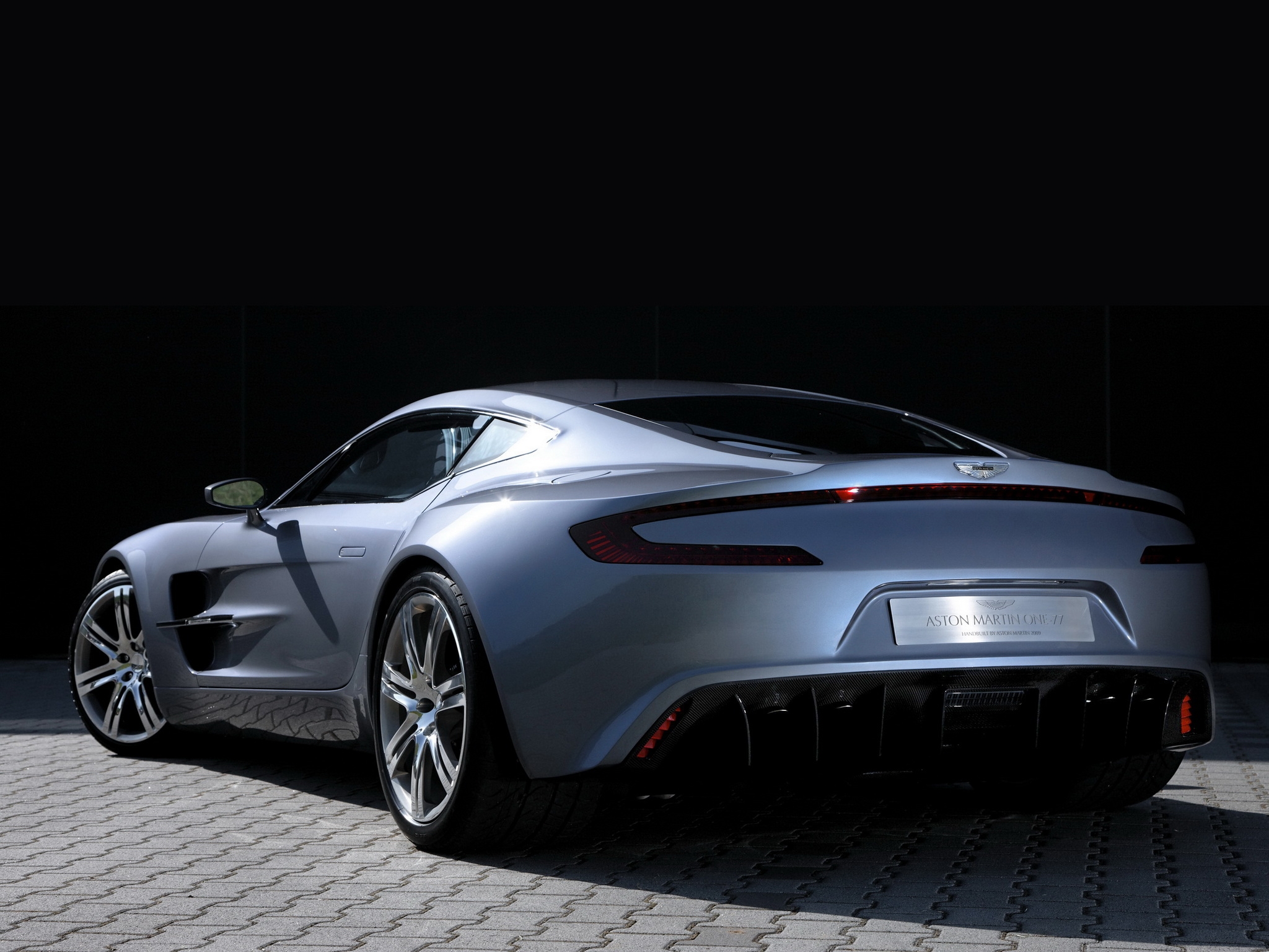 Laden Sie das Aston Martin, Cars, Rückansicht, Stil, 2009, Silbermetallic, Silber Metallic, Eins 77-Bild kostenlos auf Ihren PC-Desktop herunter