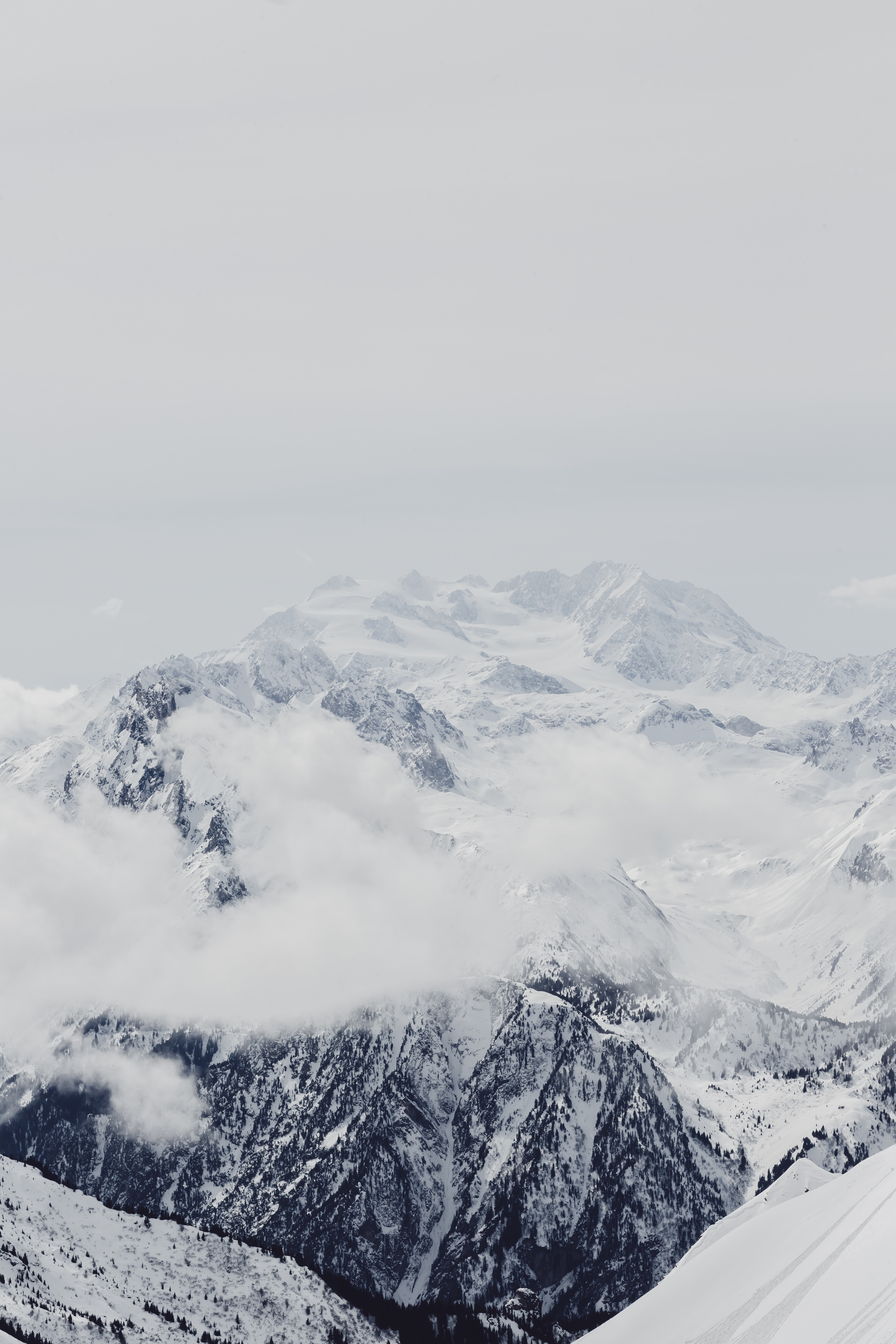 155695 Hintergrundbild herunterladen natur, clouds, weiß, berg, scheitel, nach oben, nebel, schneebedeckt, snowbound - Bildschirmschoner und Bilder kostenlos