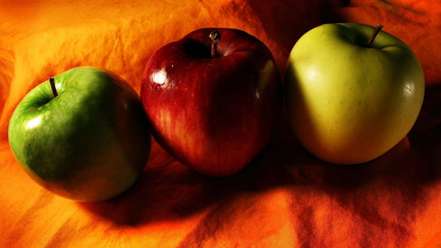 Apple three. Яблоко. Красивые яблоки. Яблоко на столе. Разные яблоки.