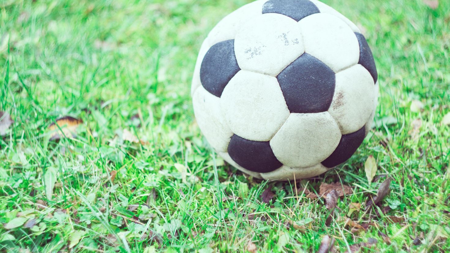 Покажи футбол мяч. СОККЕР Болл. Футбольный мяч. Старый футбольный мяч. Футбольный мяч на траве.