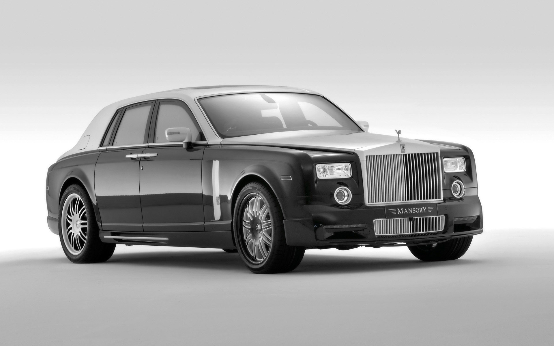 Фигура превосходной роскошной машины Rolls-Royce, возносящейся на волне эксклюзивности