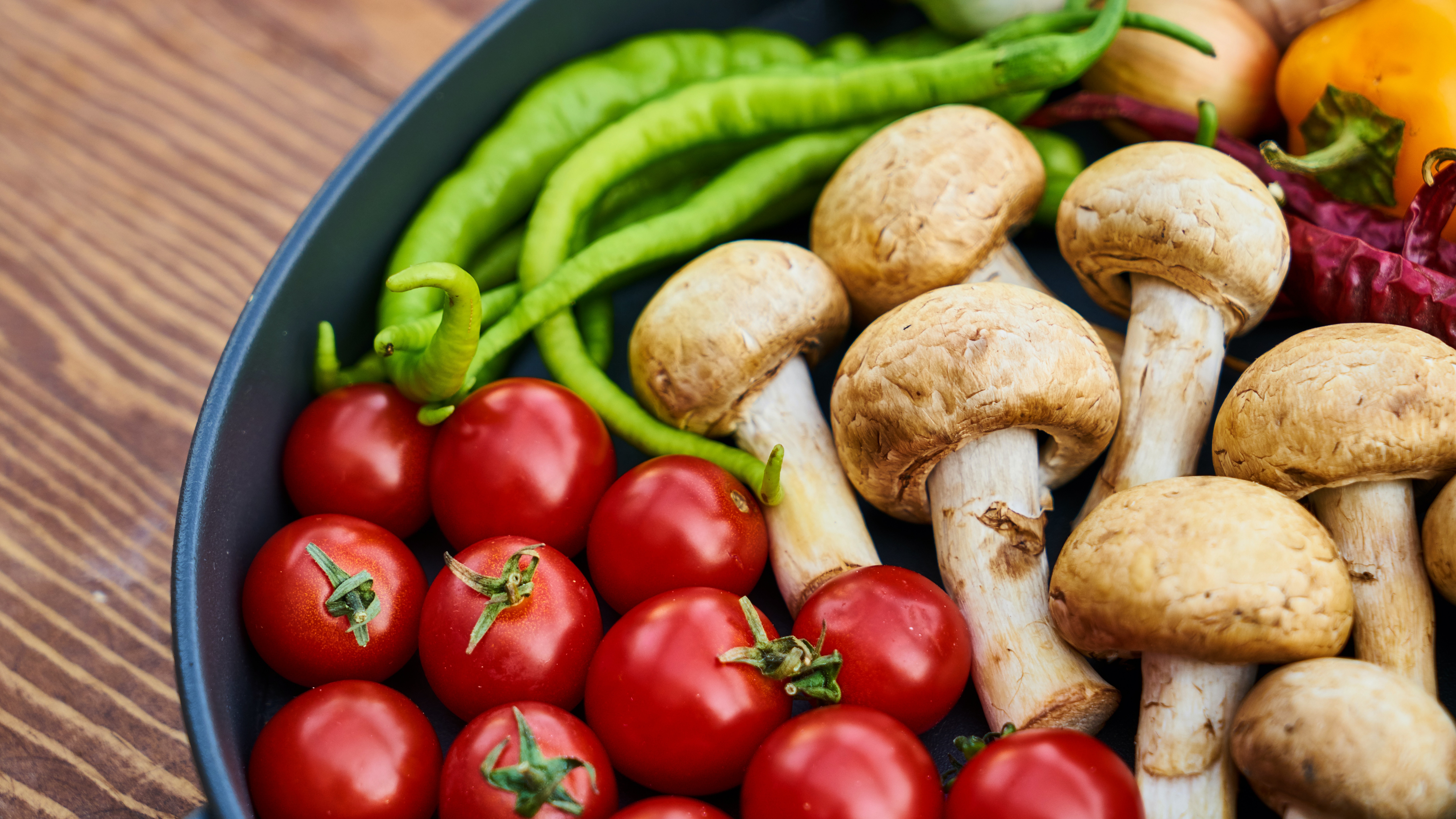 Грибы составляют питательную вкусную и здоровую пищу. Овощи и грибы. Овощи фрукты грибы. Свежие овощи и грибы. Помидоры с грибами.