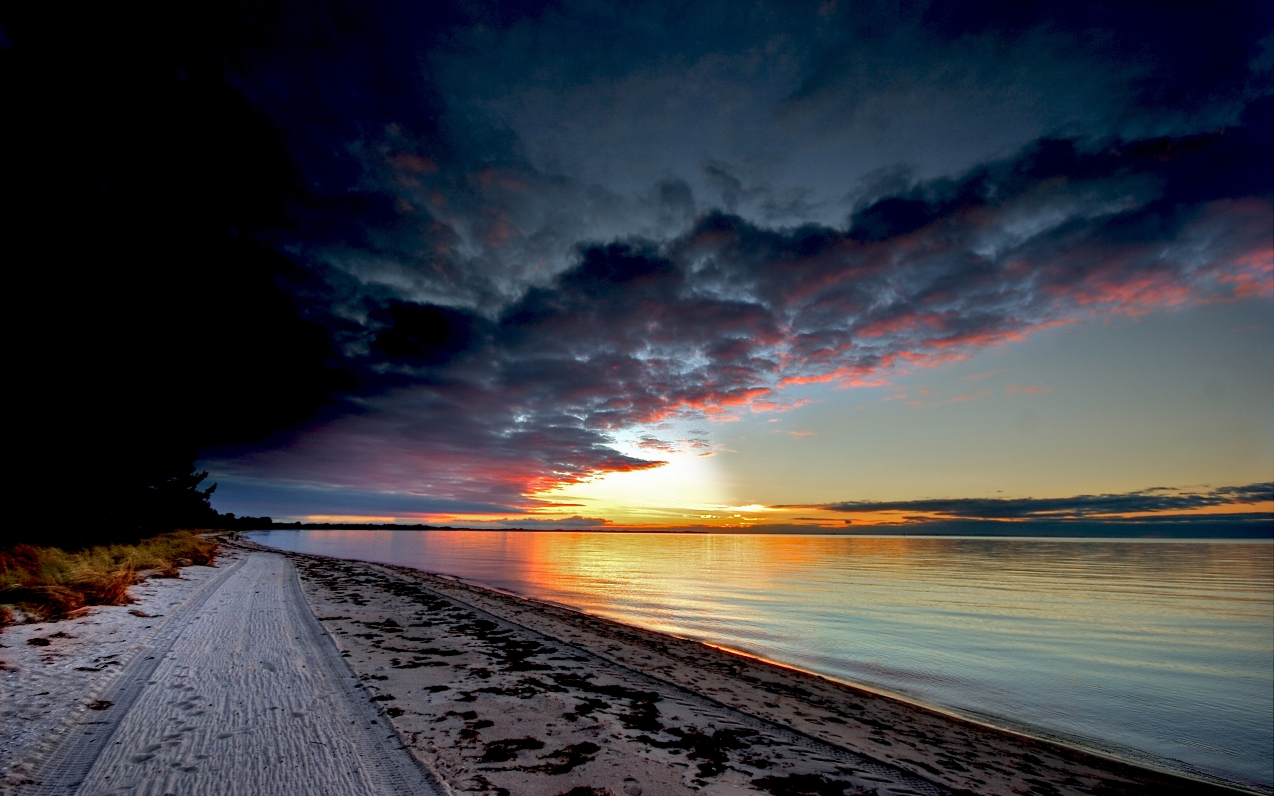 Handy-Wallpaper Sunset, Clouds, Landschaft, Strand kostenlos herunterladen.