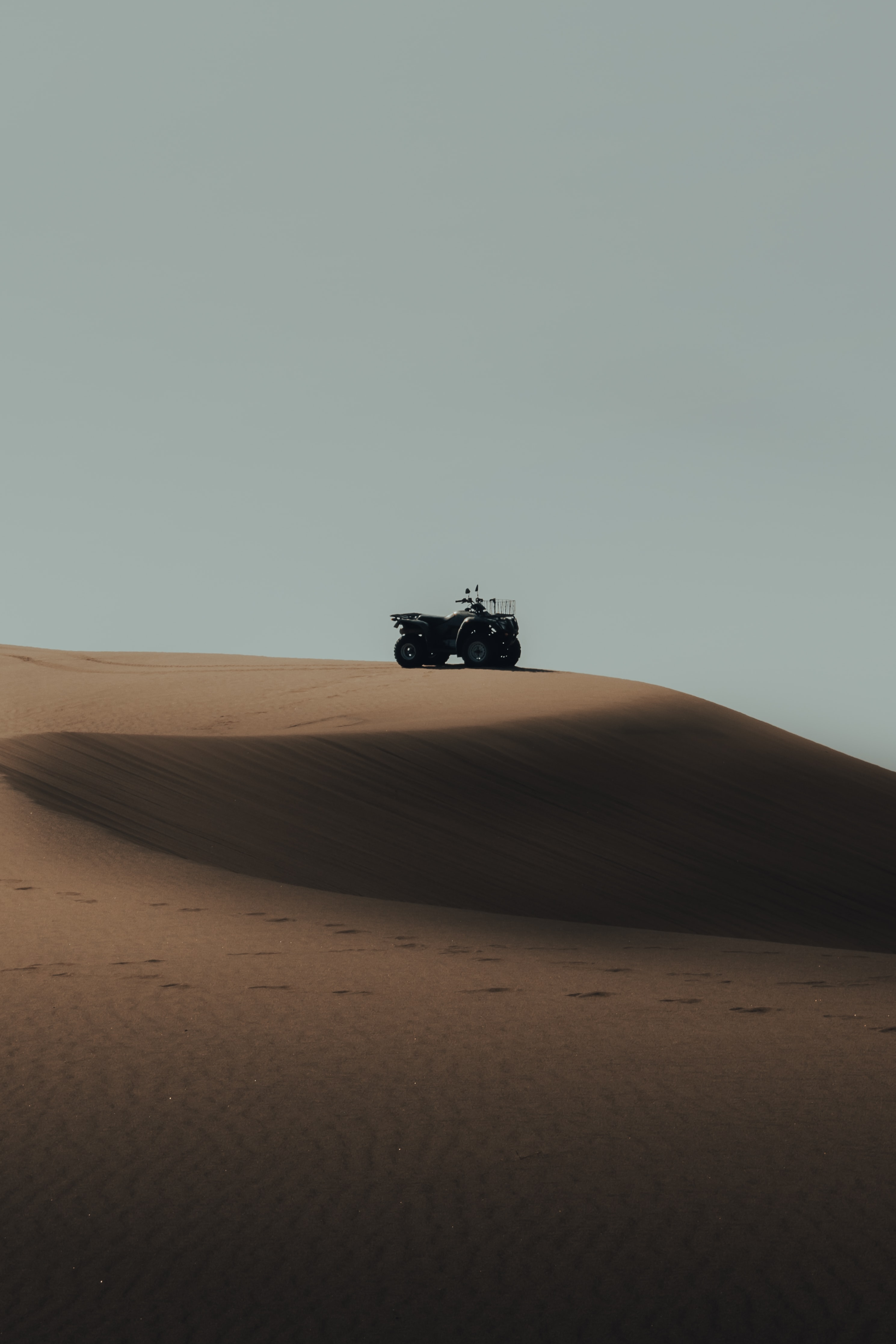 73335 скачать обои квадроцикл, мотоциклы, песок, пустыня, холм, дюны - заставки и картинки бесплатно