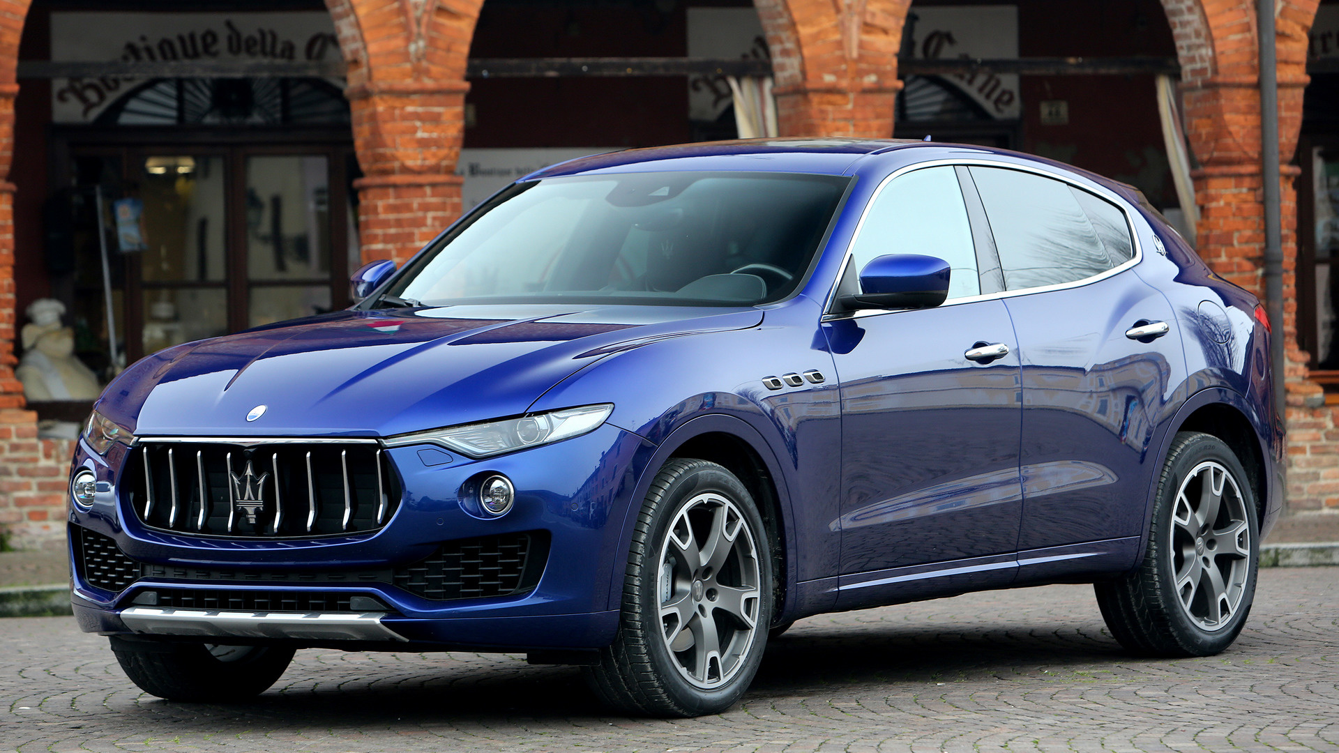 Maserati Levante розовый