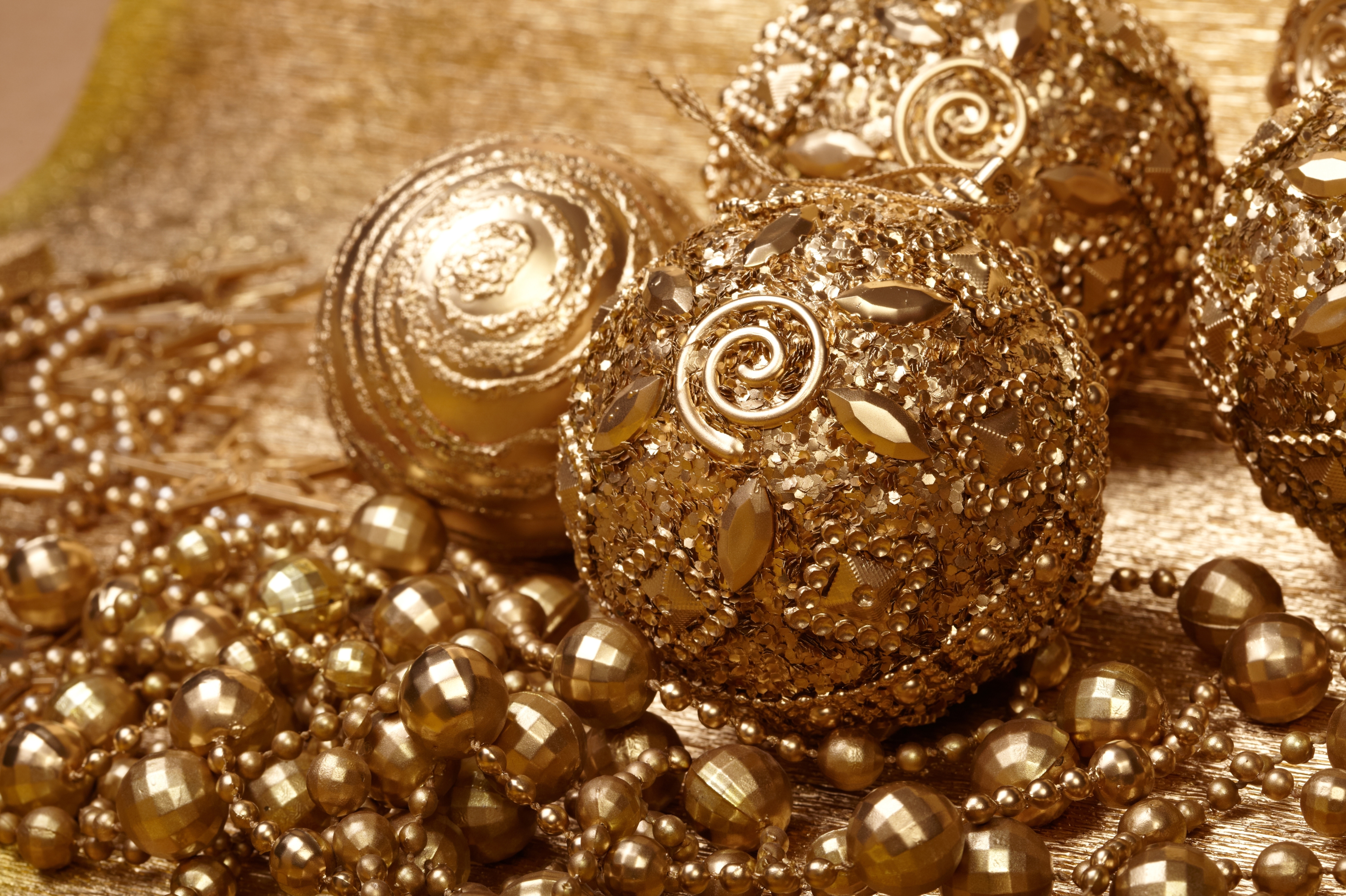 Декор новогодних шаров с золотом