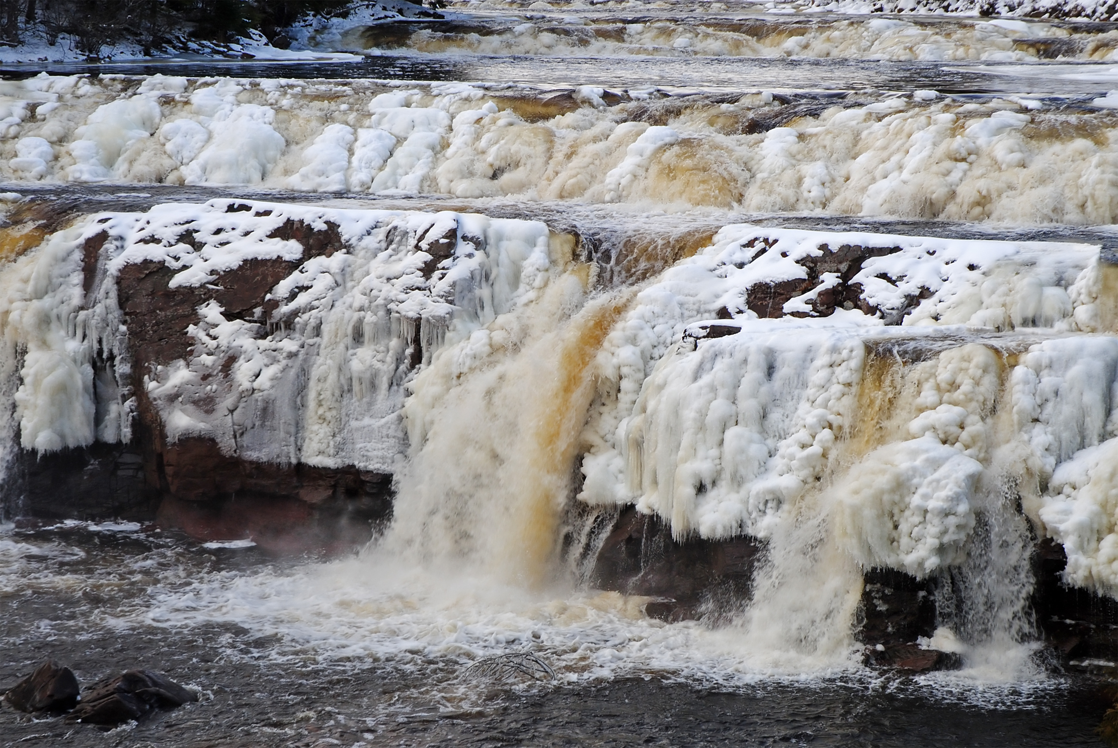 Водопад на реке Цивиль зимой
