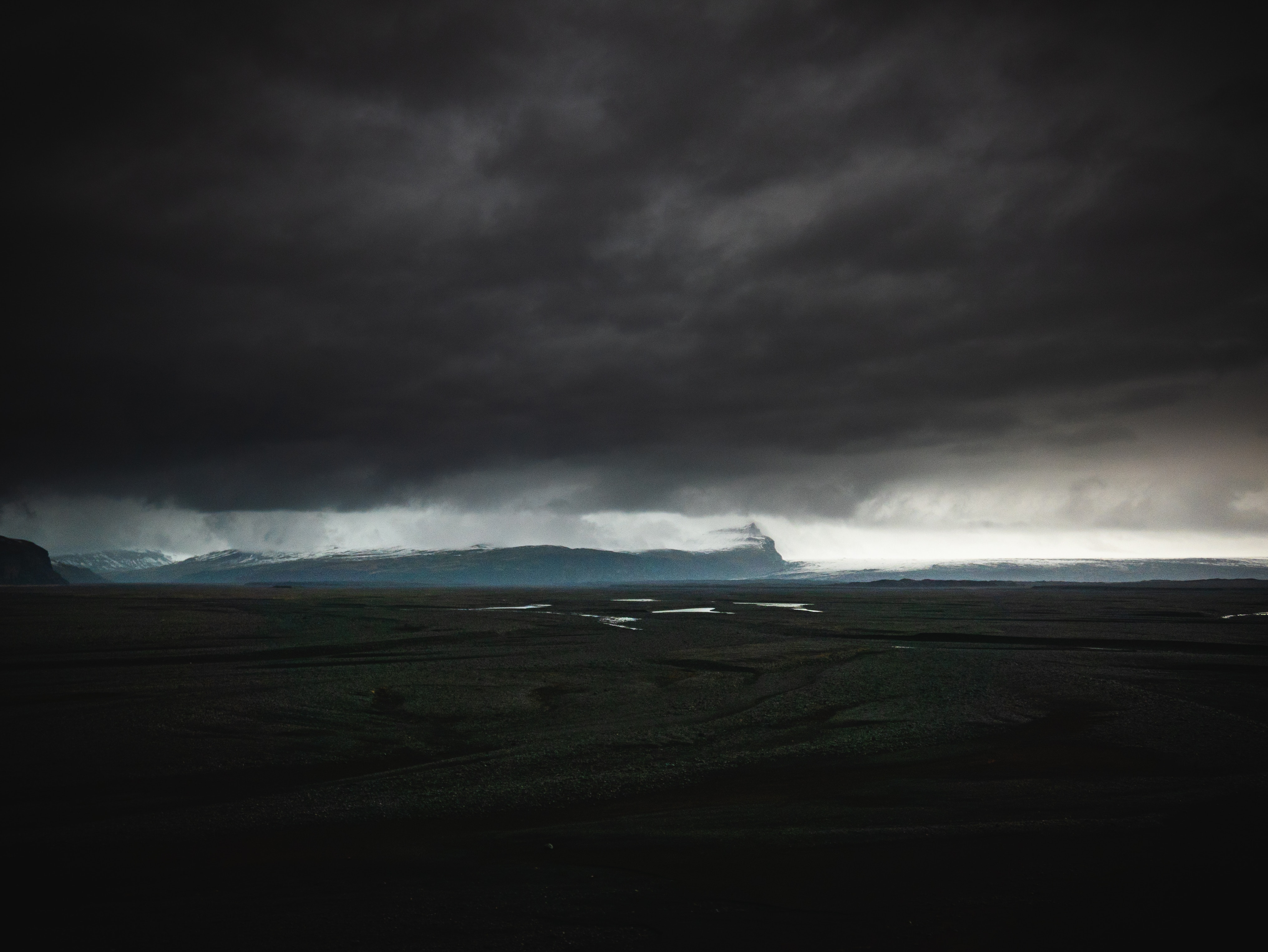 Скачать обои бесплатно Исландия, Природа, Облака, Остров, Темный картинка на рабочий стол ПК