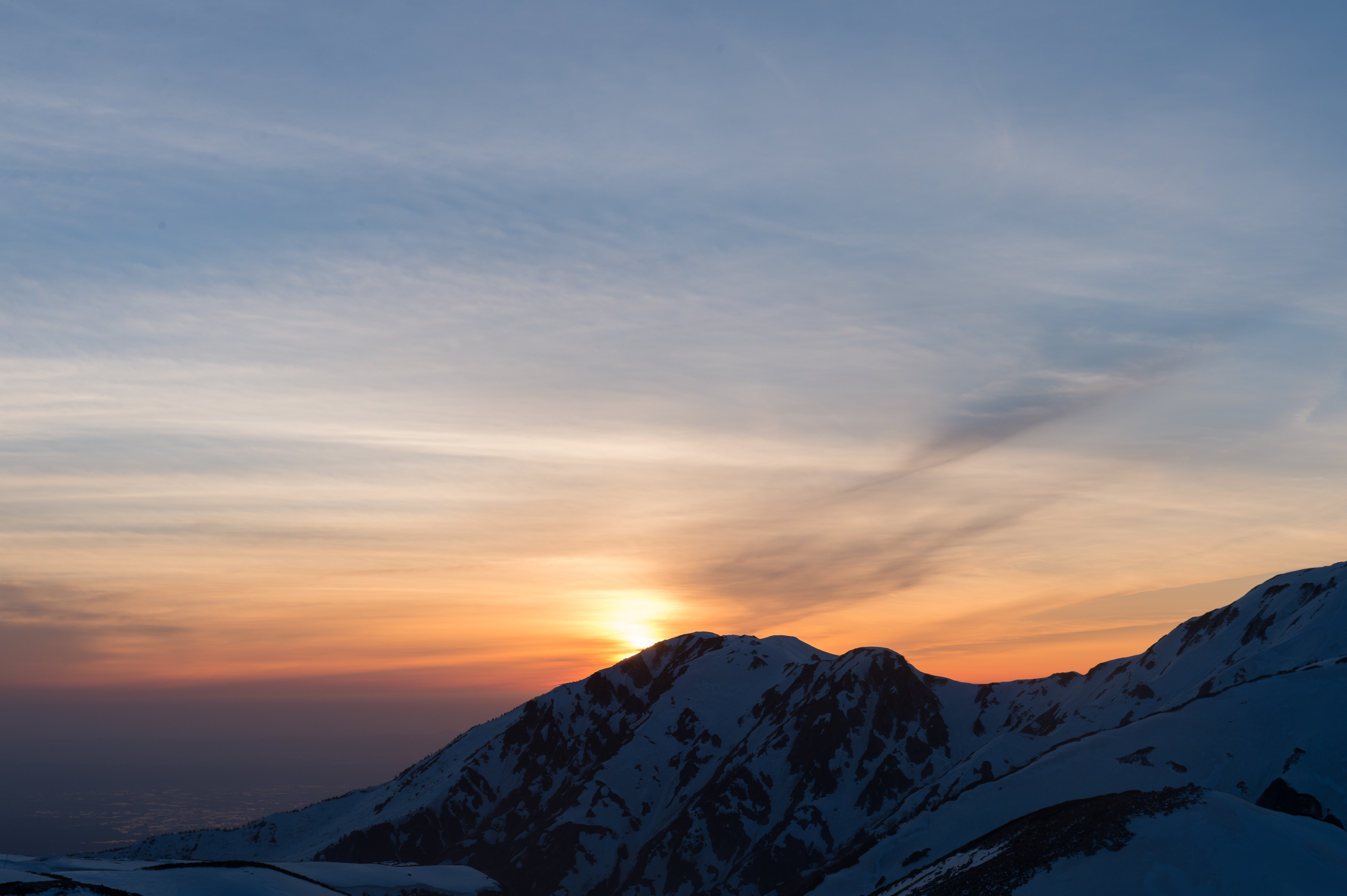 143526 Hintergrundbild herunterladen natur, sunset, sky, mountains, schneebedeckt, snowbound - Bildschirmschoner und Bilder kostenlos