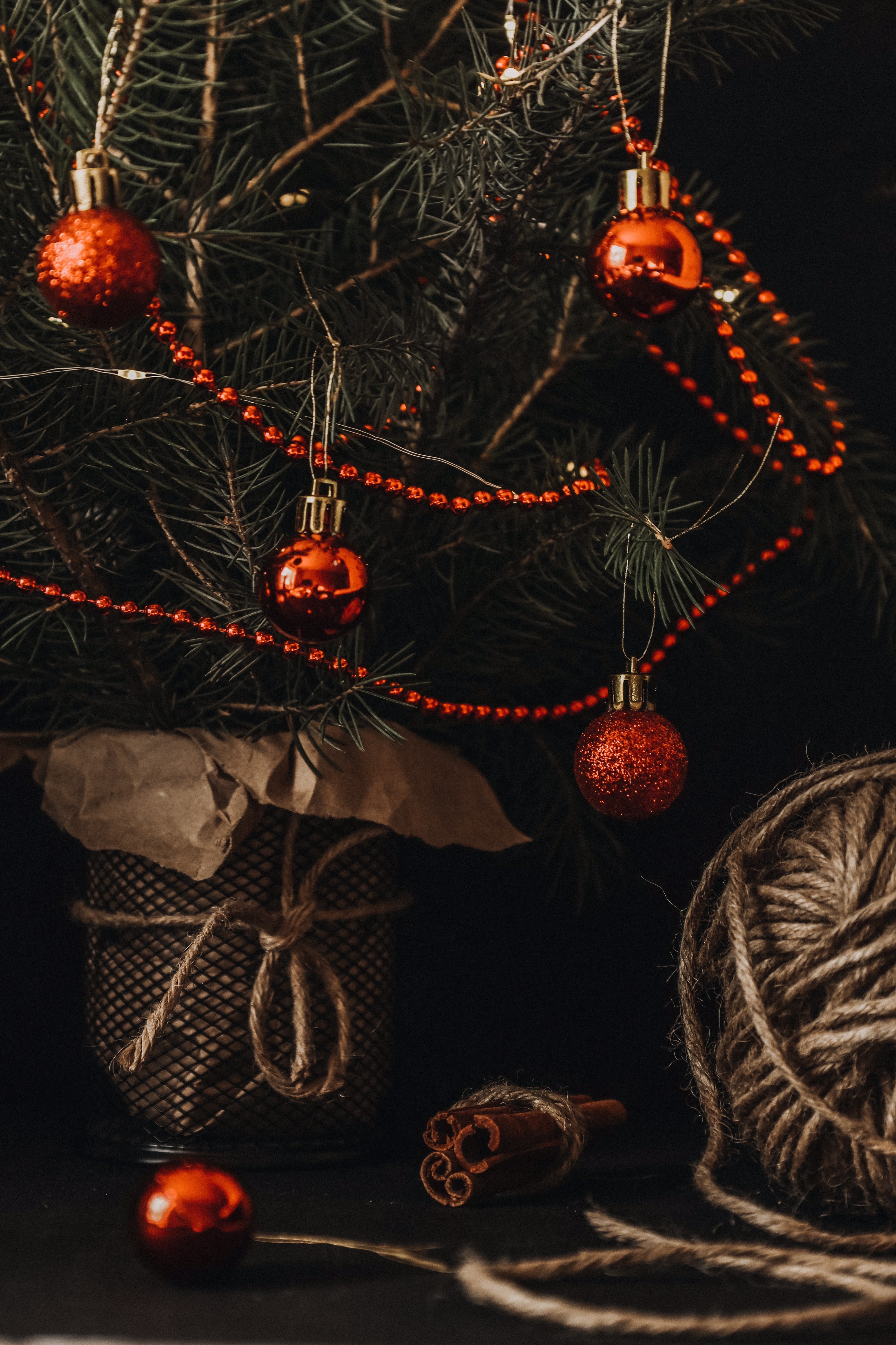 Laden Sie das Neujahr, Neues Jahr, Garland, Bälle, Dekoration, Girlanden, Feiertage, Weihnachtsbaum, Weihnachten-Bild kostenlos auf Ihren PC-Desktop herunter
