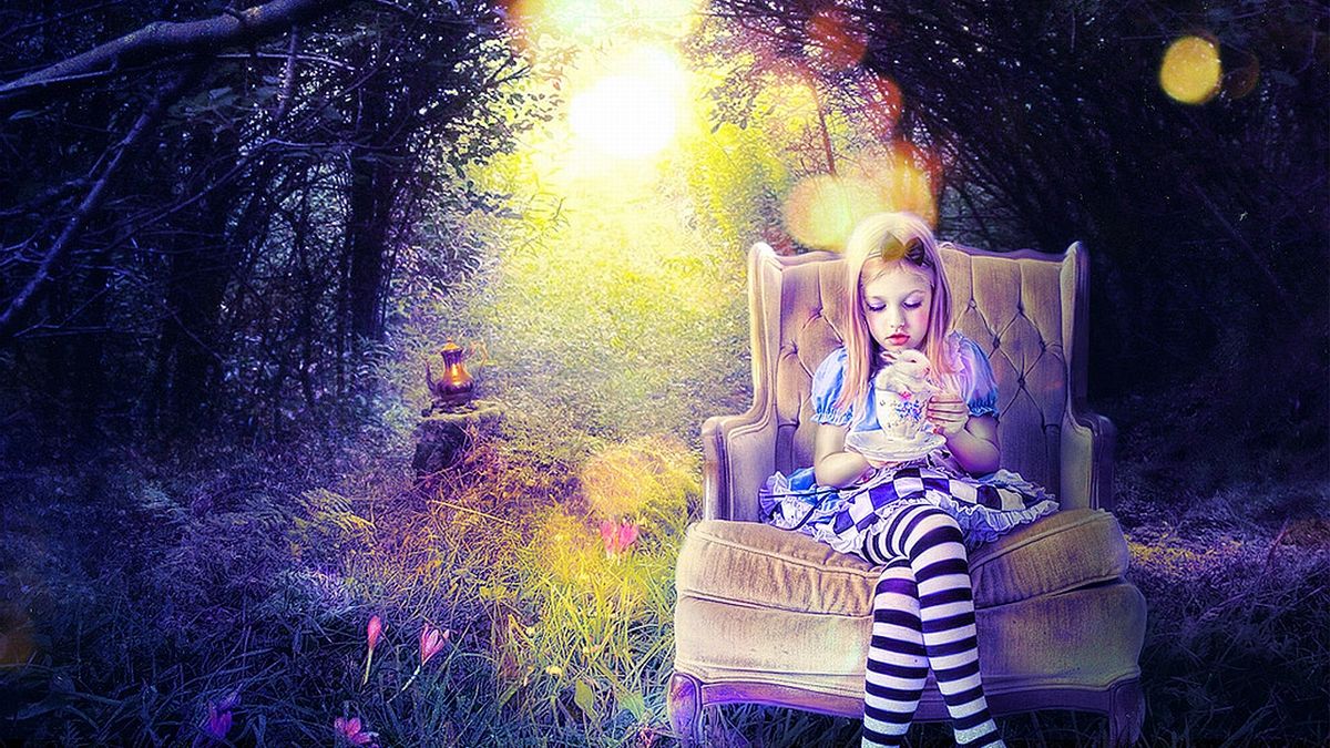 Алиса найди открой. Alice in Tara Minunilor Carroll Lewis. Alice in Wonderland. Алиса в стране чудес обои. Алиса в стране чудес лес.