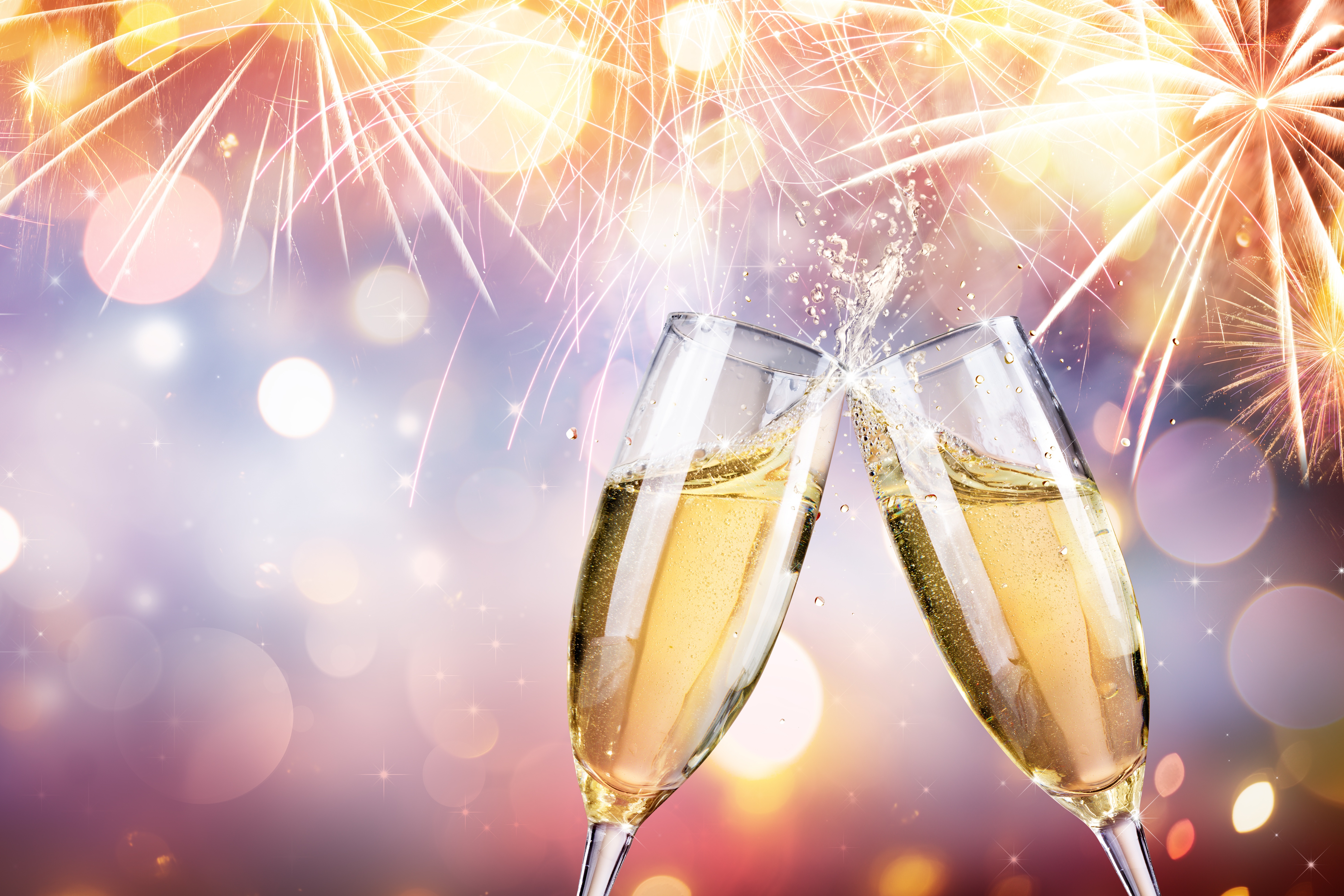 869848 завантажити шпалери шампанське, святкування, свято, новий рік, алкоголь, боке, пити, феєрверк, скло - заставки і картинки безкоштовно