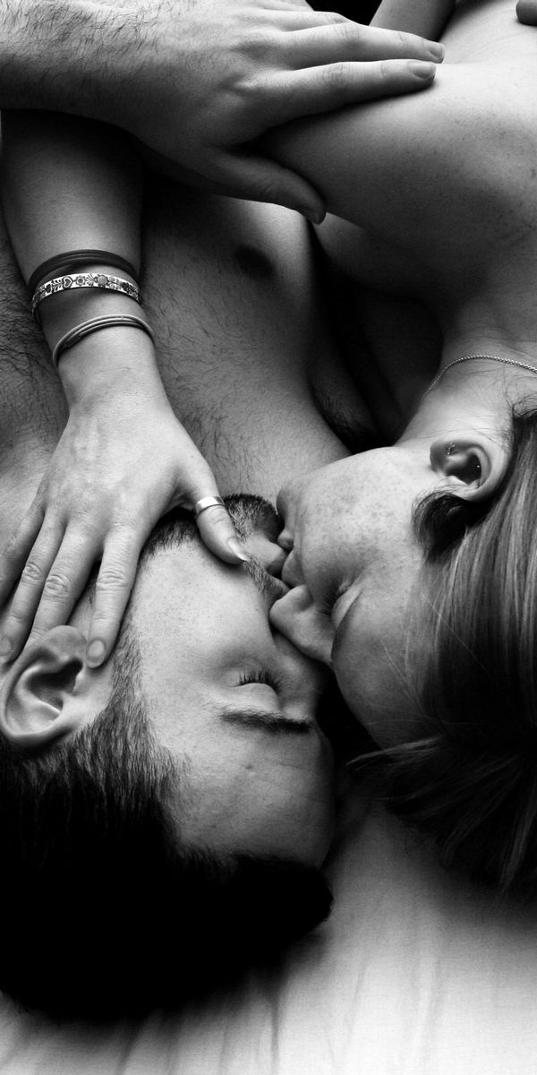 Страстное лизание. Страстные поцелуи. Поцелуй картинки. Страстный поцелуй мужчины и женщины. Нежная страсть.