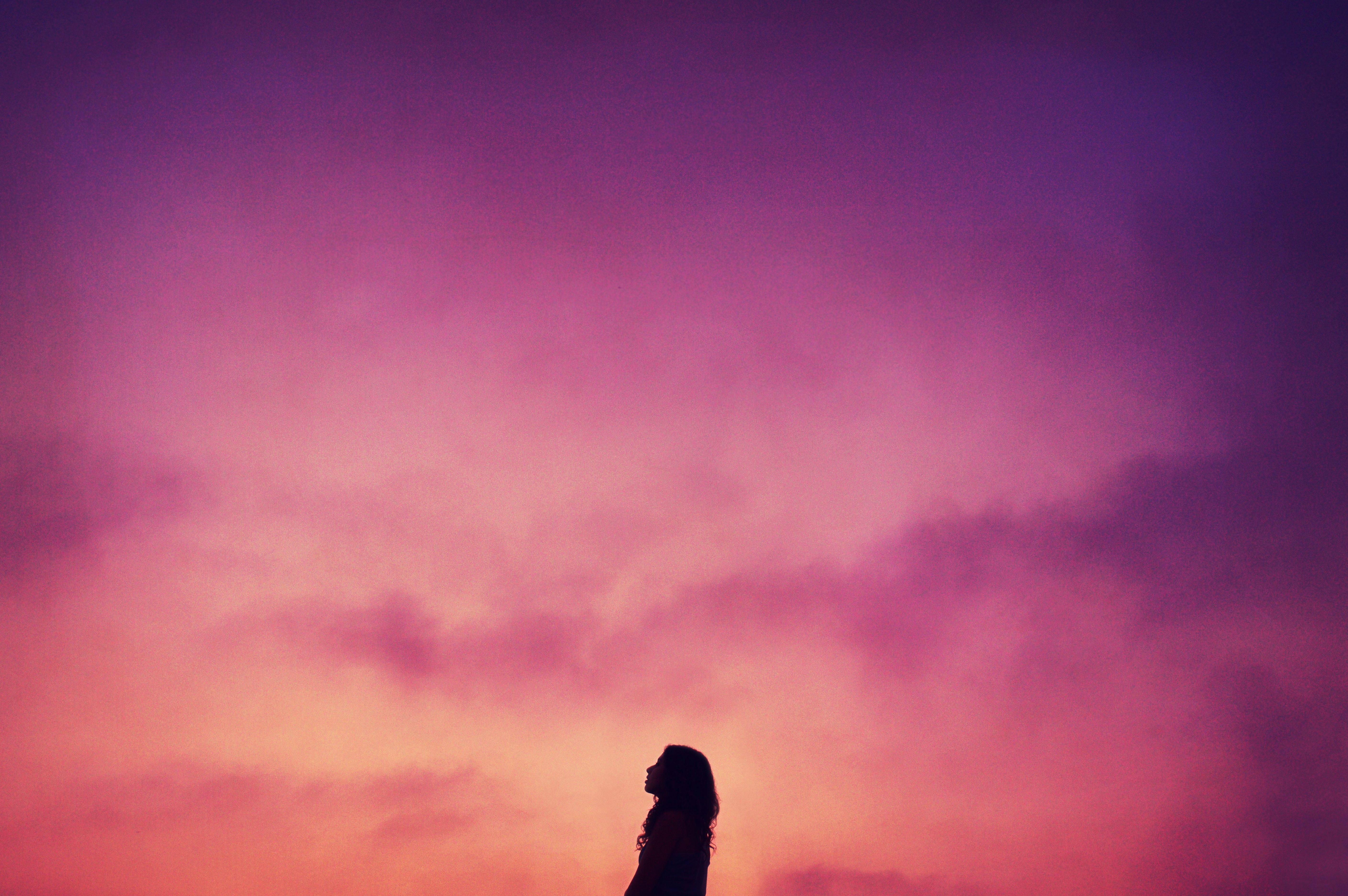 Девушка на фоне розового неба