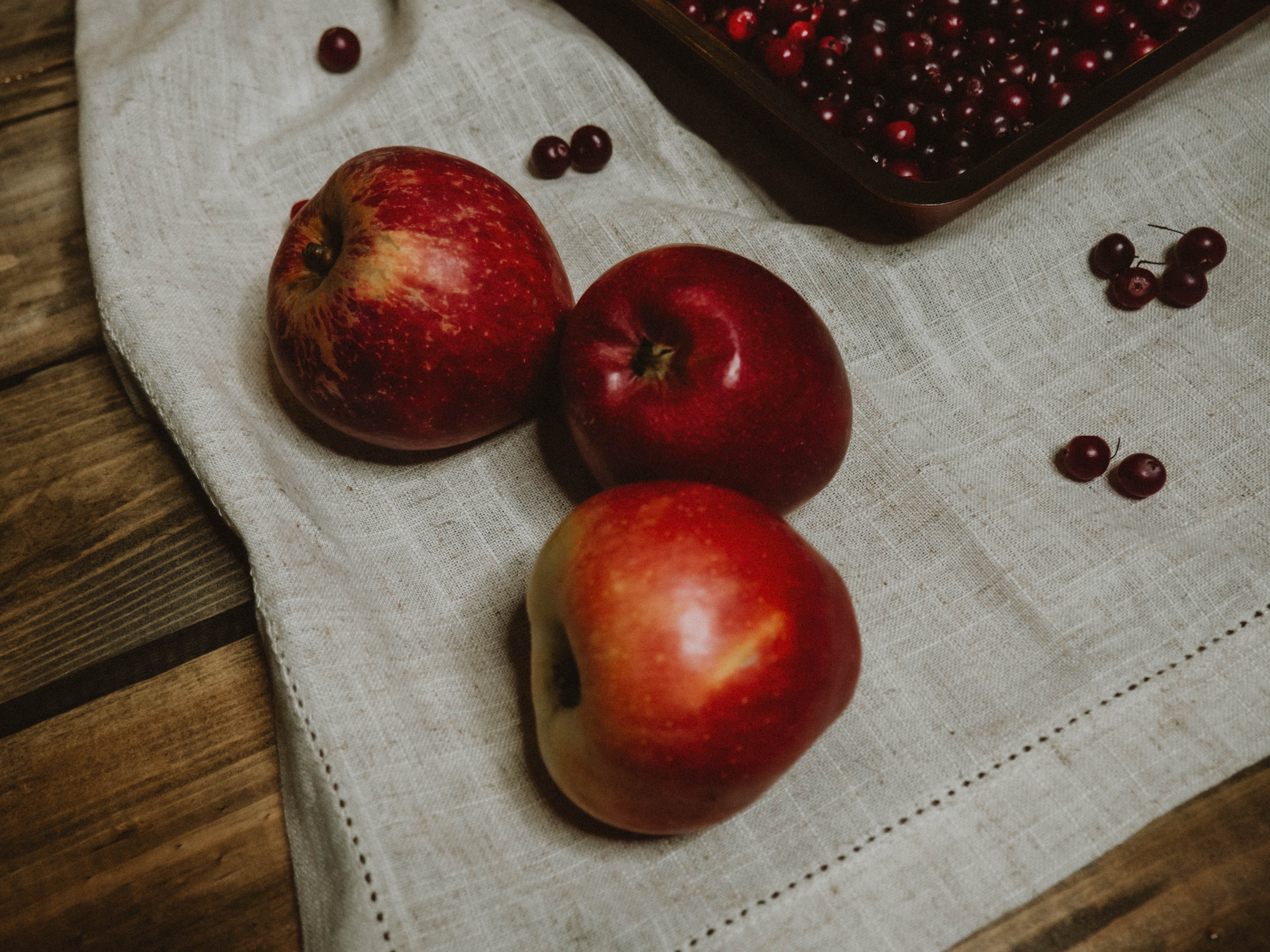 132193 скачать обои яблоки, красный, фрукты, еда, ягоды, клюква - заставки и картинки бесплатно