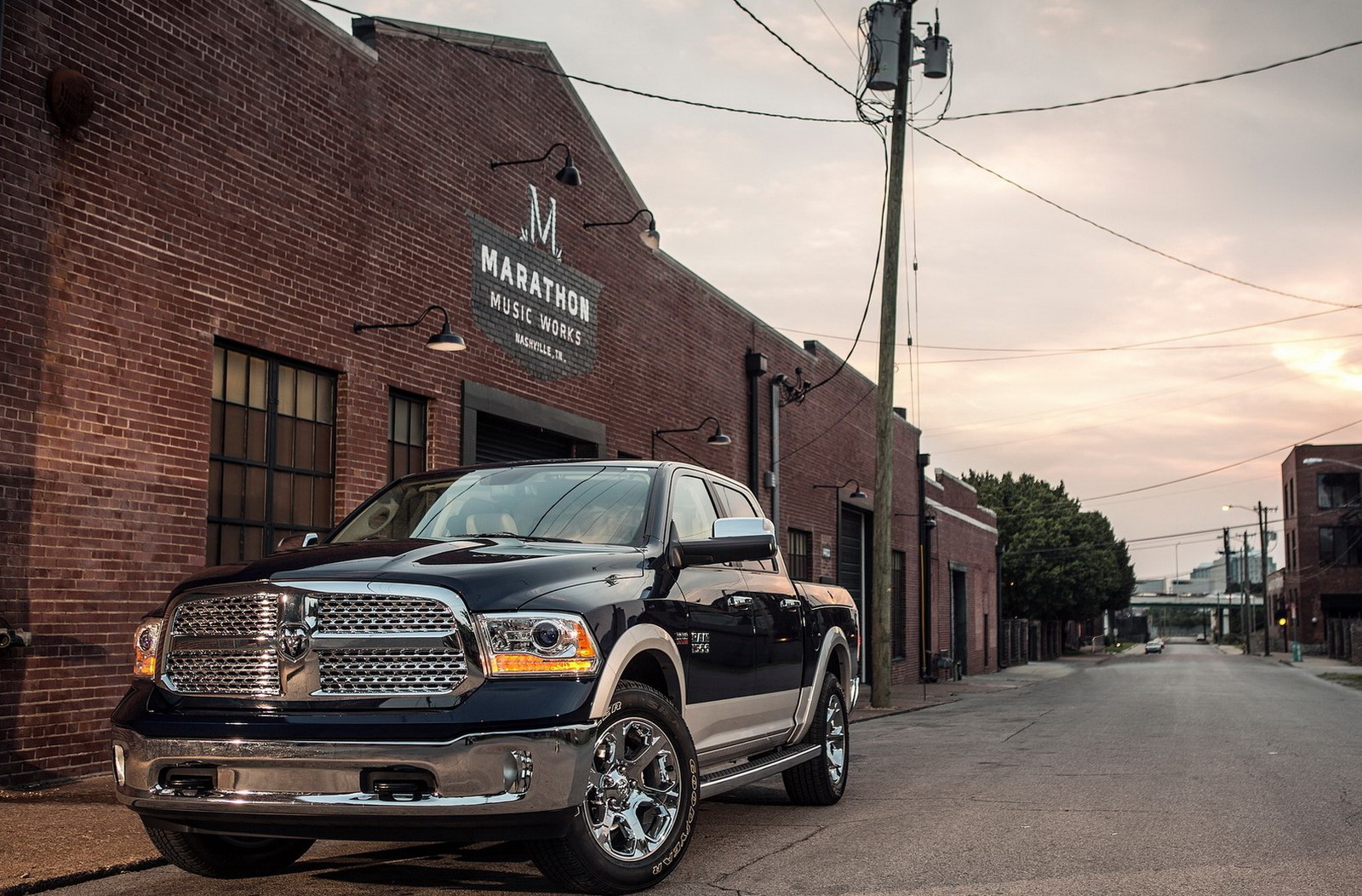 Dodge Ram 1500 черный 2013