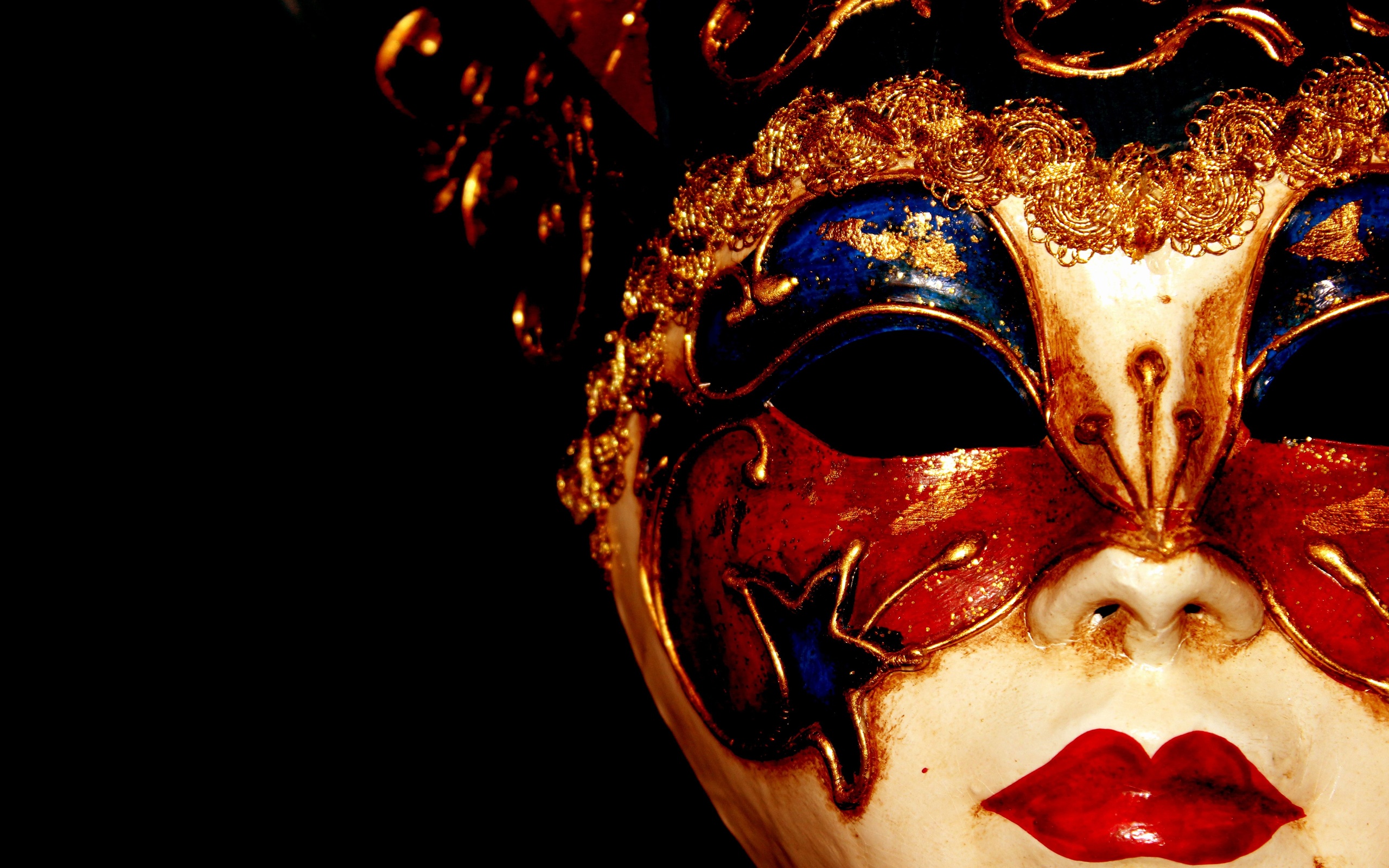 Яркая карнавальная маска