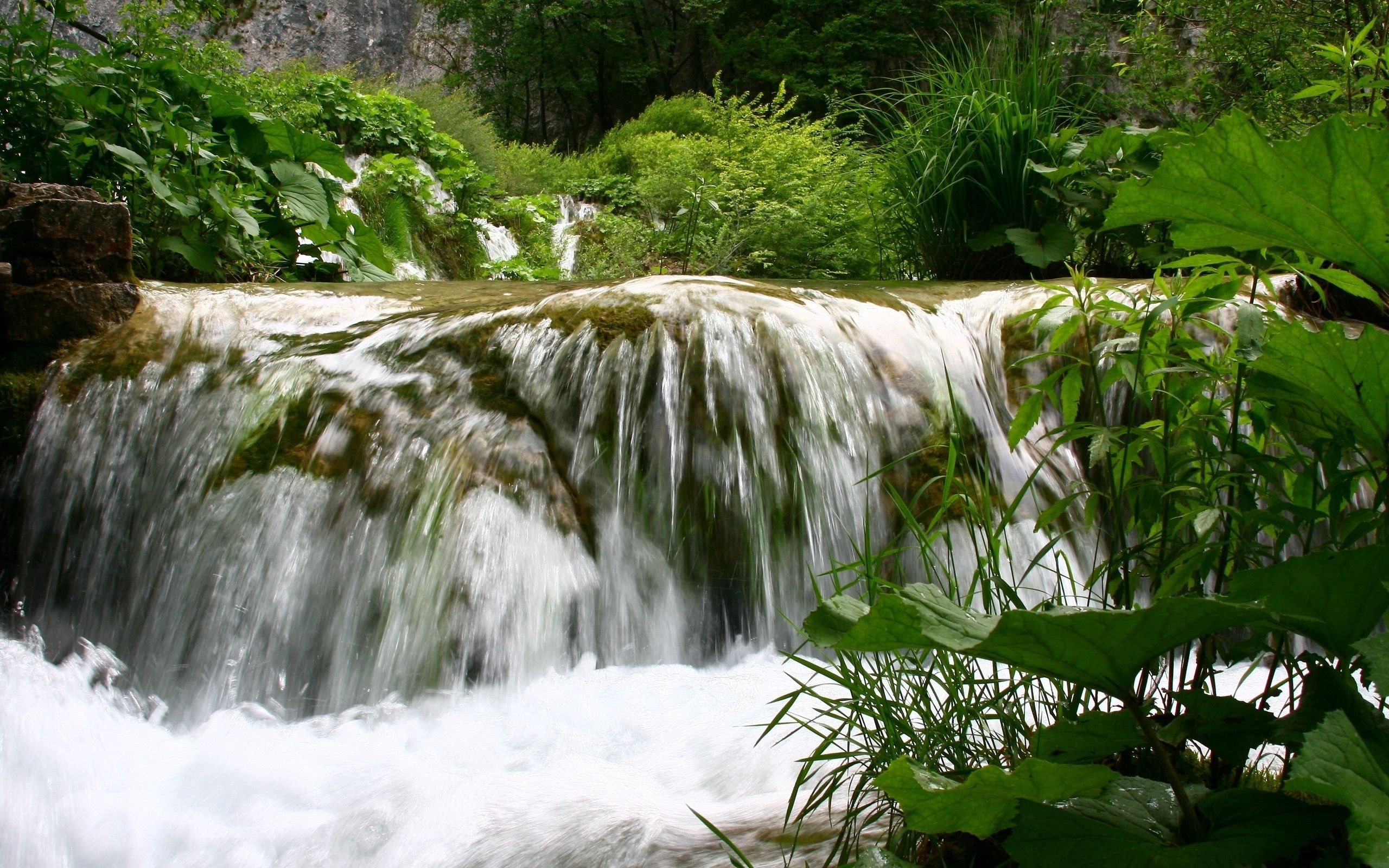 Handy-Wallpaper Natur, Vegetation, Die Lopouhi, Kletten, Wasserfall, Fließen, Fluss kostenlos herunterladen.