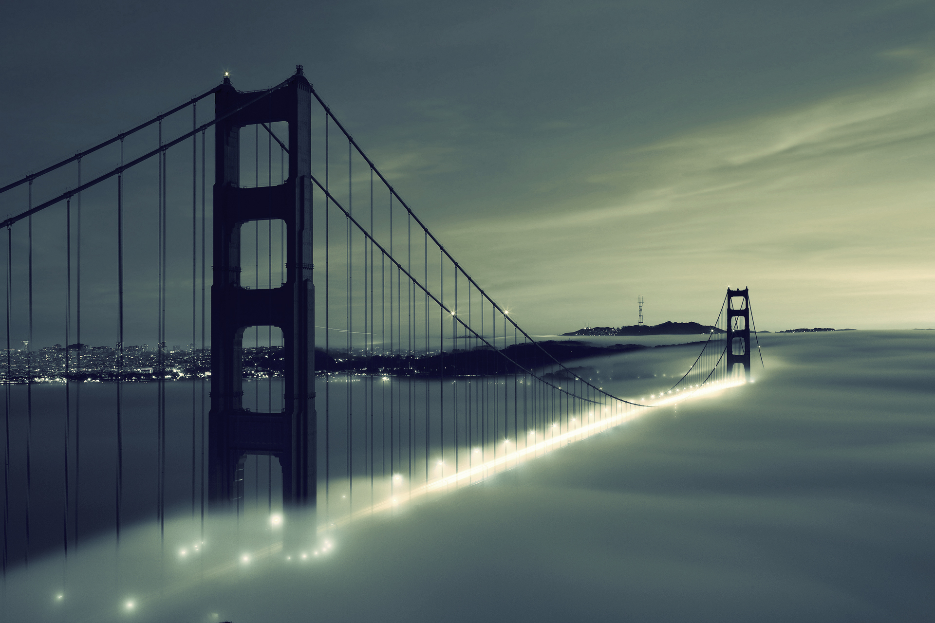 Мост золотые ворота в Сан-Франциско в тумане