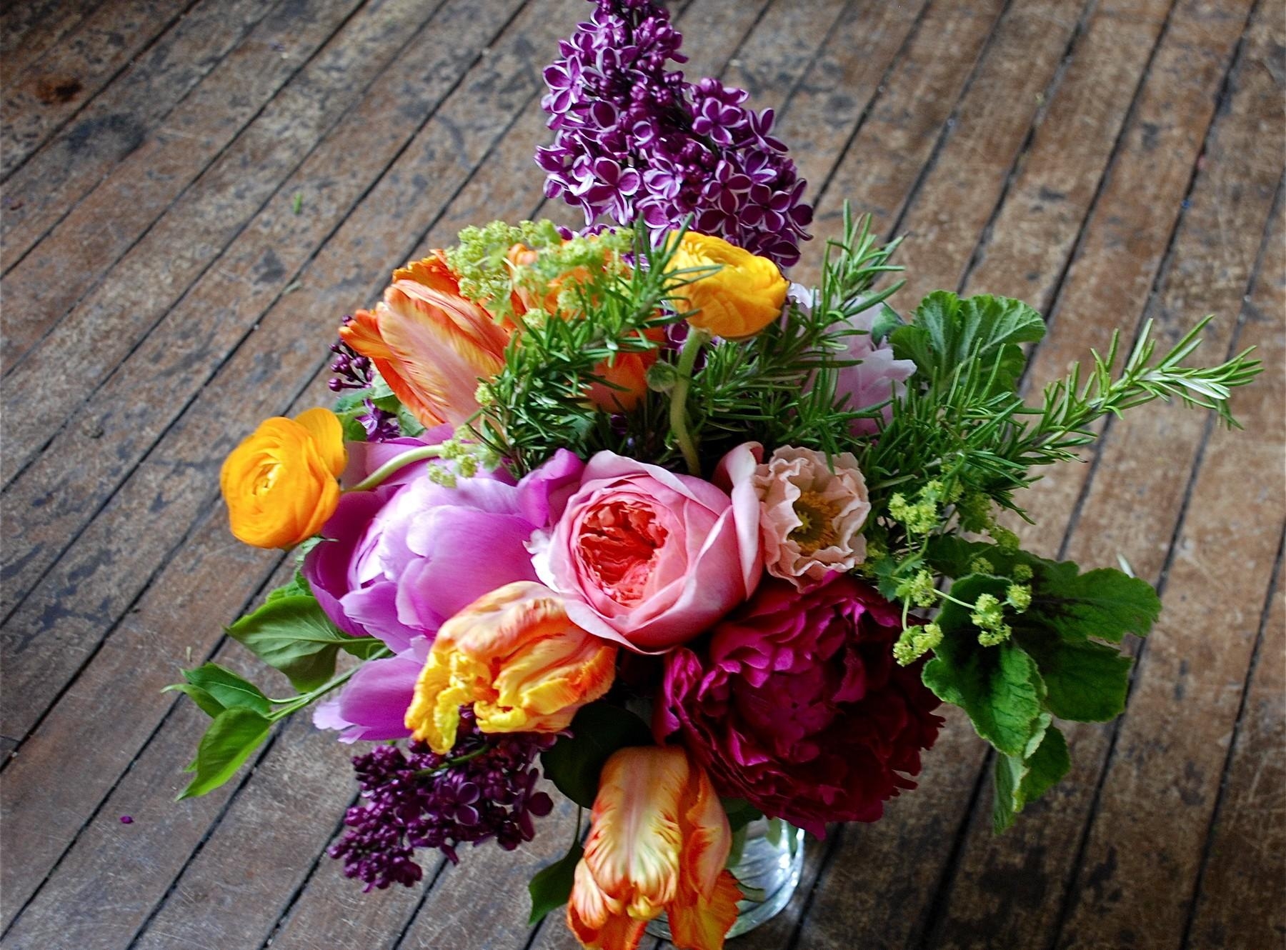 137161 Bild herunterladen bouquet, blumen, lilac, tulpen, strauß, vase, ranunkel, ranunkulus, fußboden, boden - Hintergrundbilder und Bildschirmschoner kostenlos