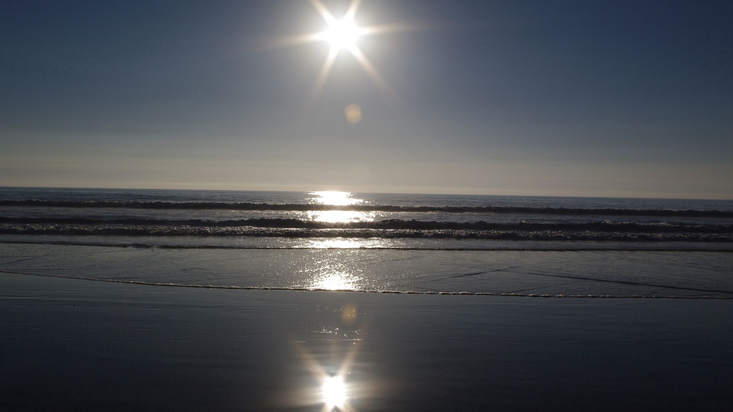124620 descargar fondo de pantalla reflexión, naturaleza, mar, sol, ondas, destello, deslumbramiento, brillar, luz, oceano, océano: protectores de pantalla e imágenes gratis