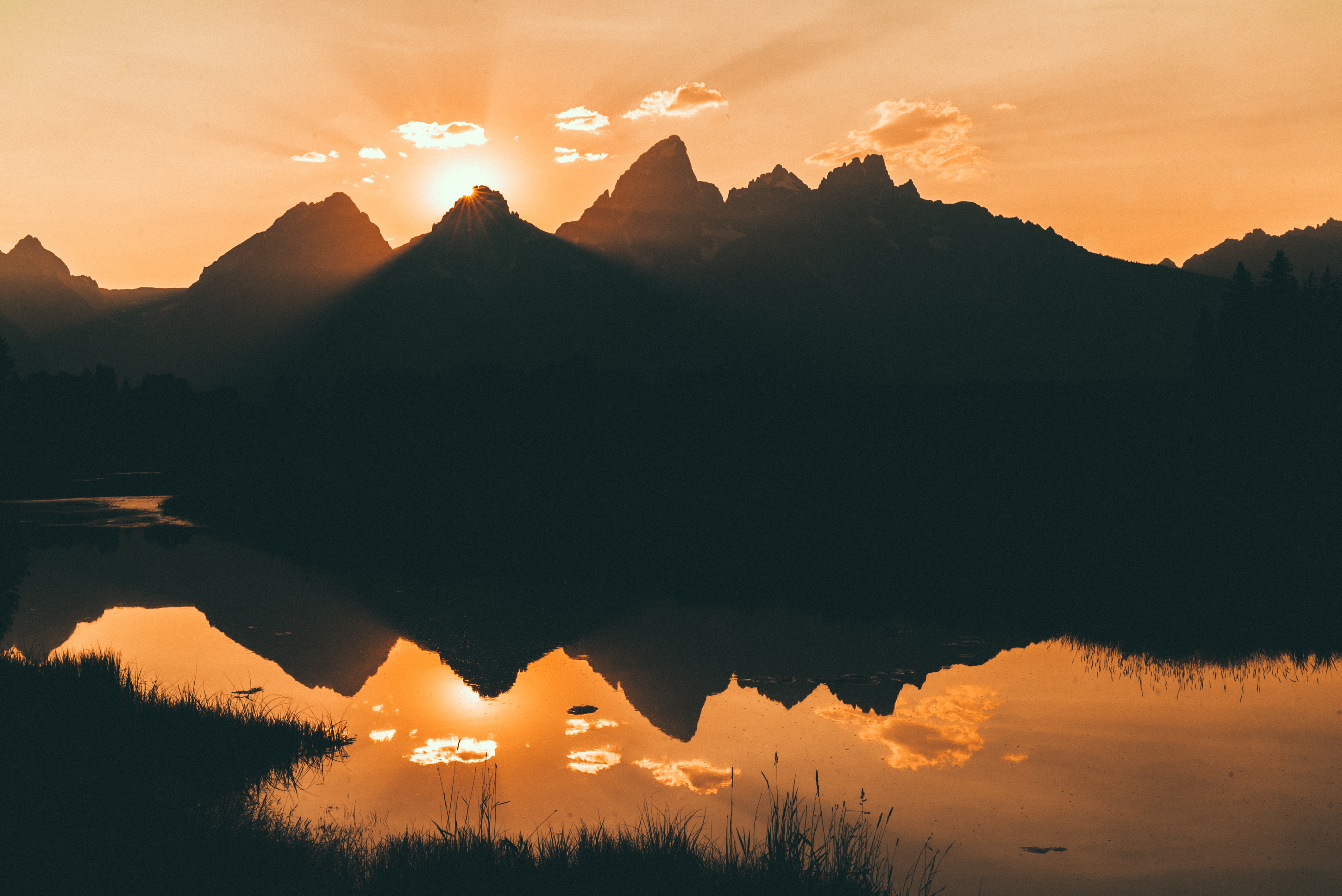 Handy-Wallpaper Sunset, Reflexion, Natur, Wasser, Sky, Mountains, Sonnenlicht kostenlos herunterladen.