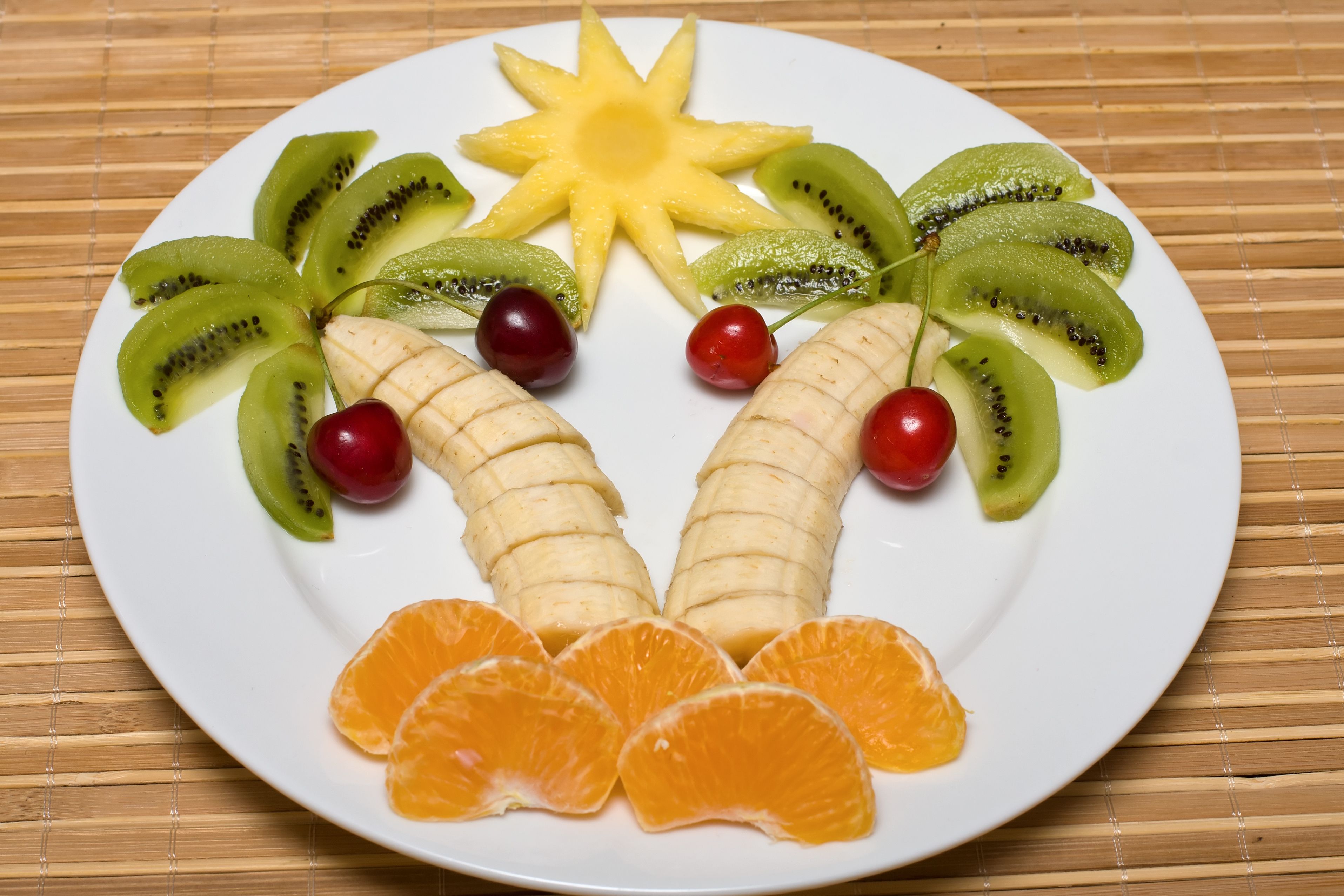 377528 Hintergrundbild herunterladen nahrungsmittel, frucht, banane, kirsche, kiwi, mandarine, teller, früchte - Bildschirmschoner und Bilder kostenlos