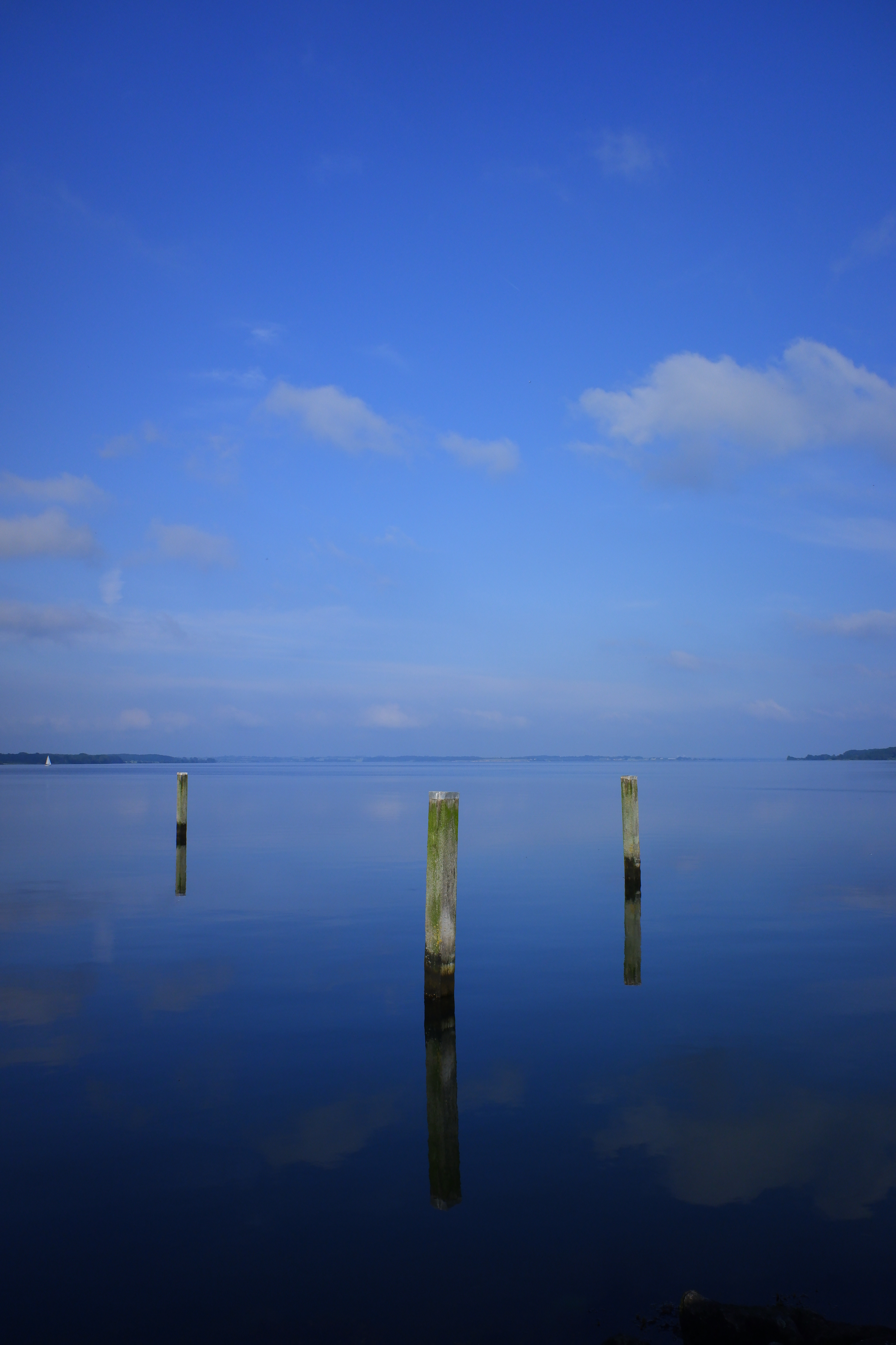 nature, water, sky, horizon, reflection, pillars, posts HD wallpaper