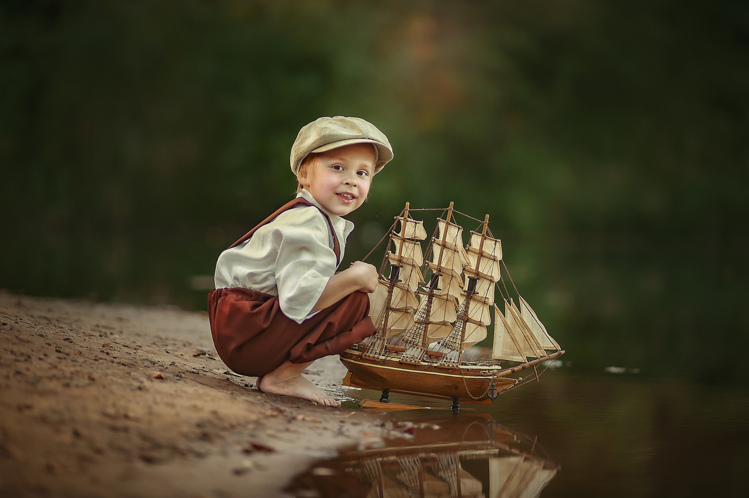 Мальчик с корабликом