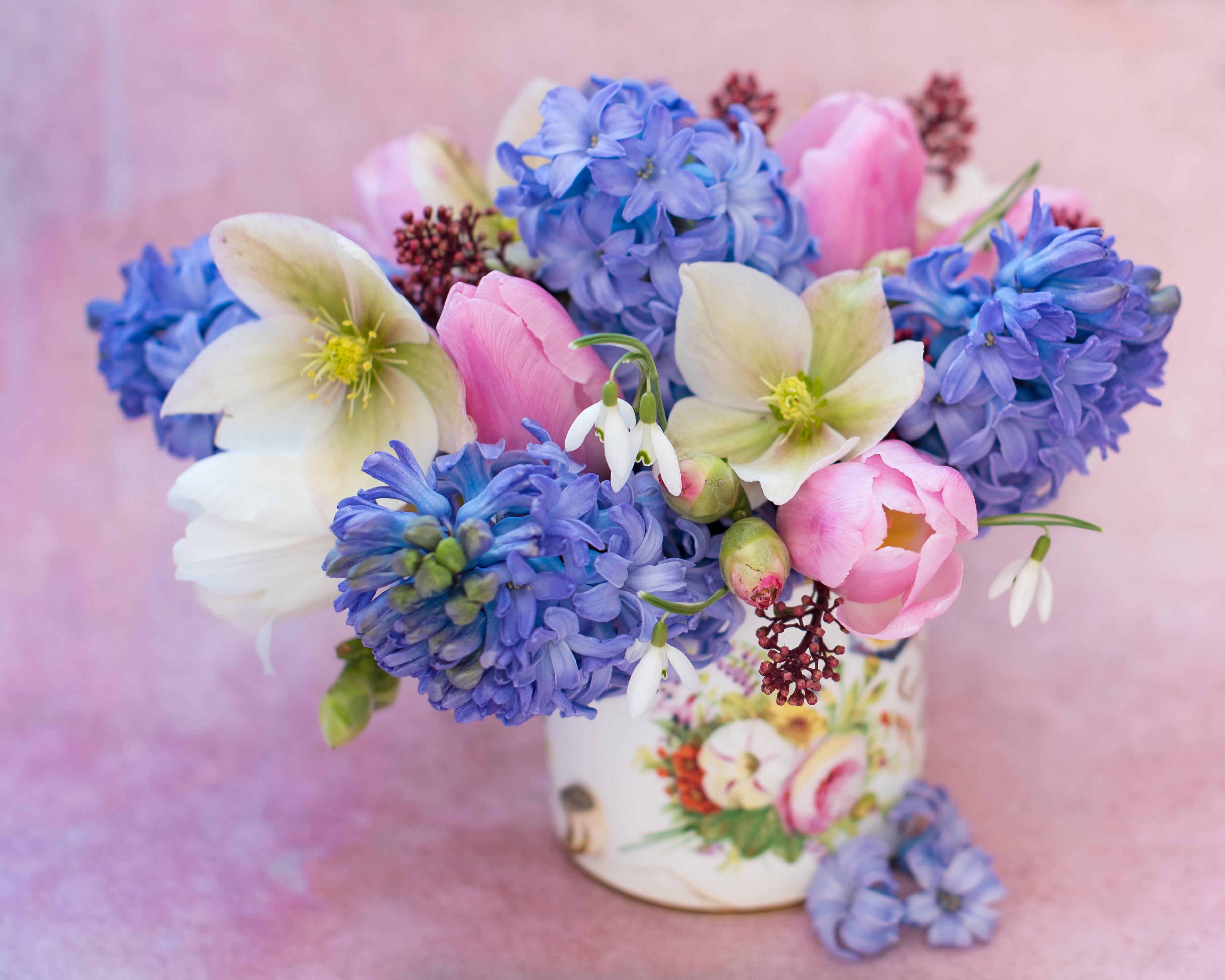 Весенний букет с гиацинтами и тюльпанами