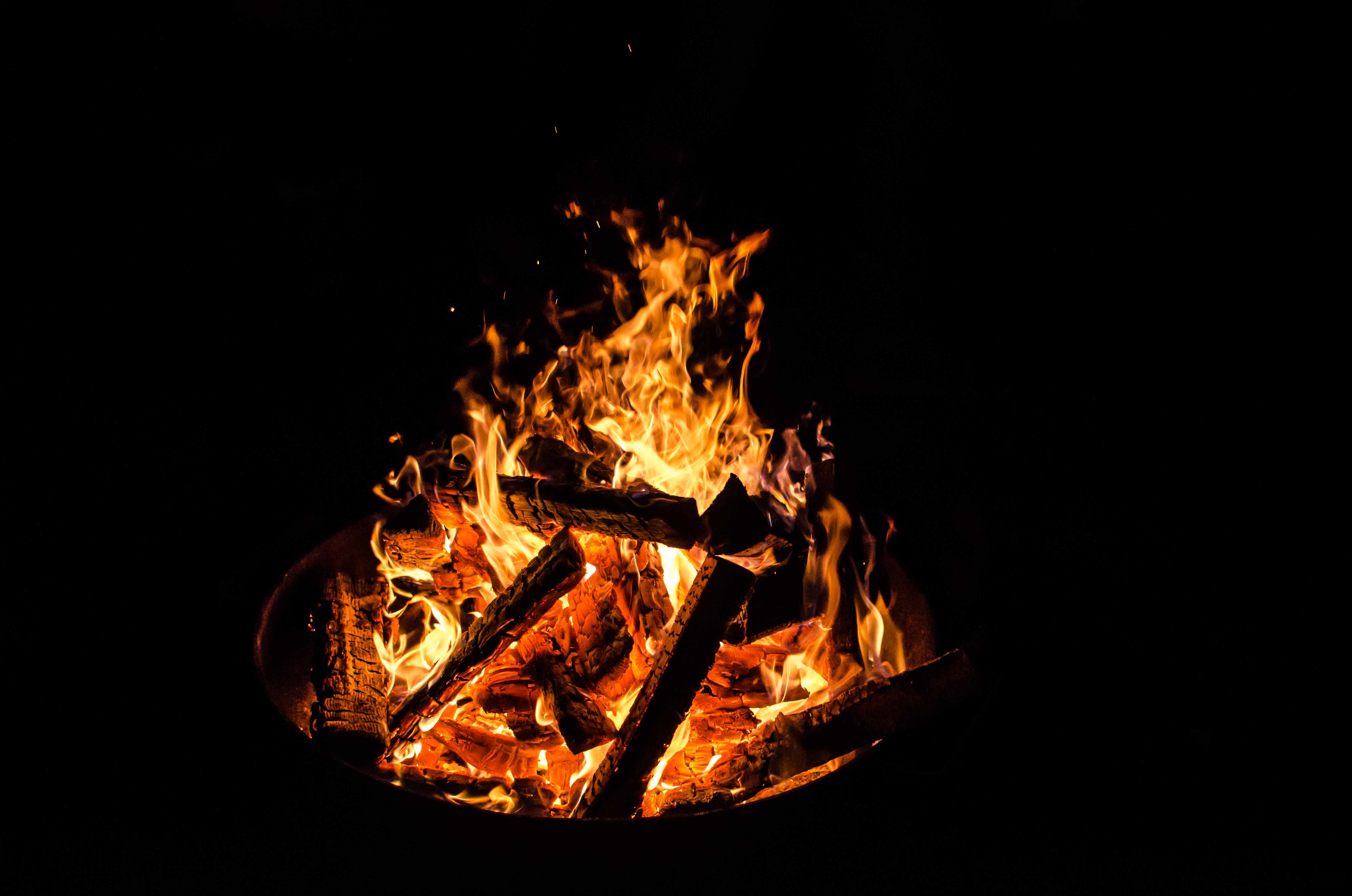 Téléchargez des papiers peints mobile Bonfire, Étincelles, Sparks, Feu, Flamme, Sombre gratuitement.