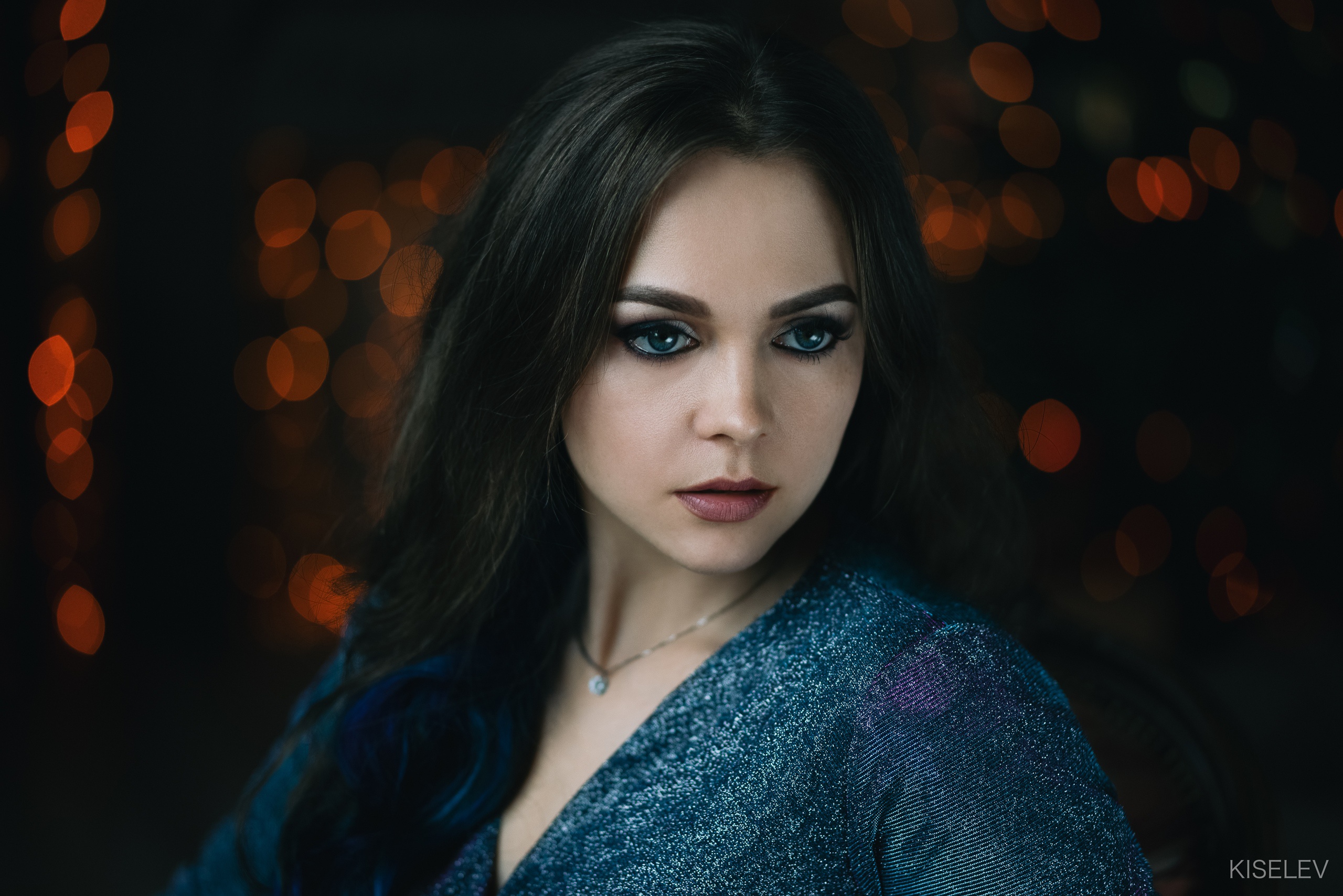 Девушка с голубыми глазами и черными волосами. Ko'zlar. Moviy ko'zlar foto.