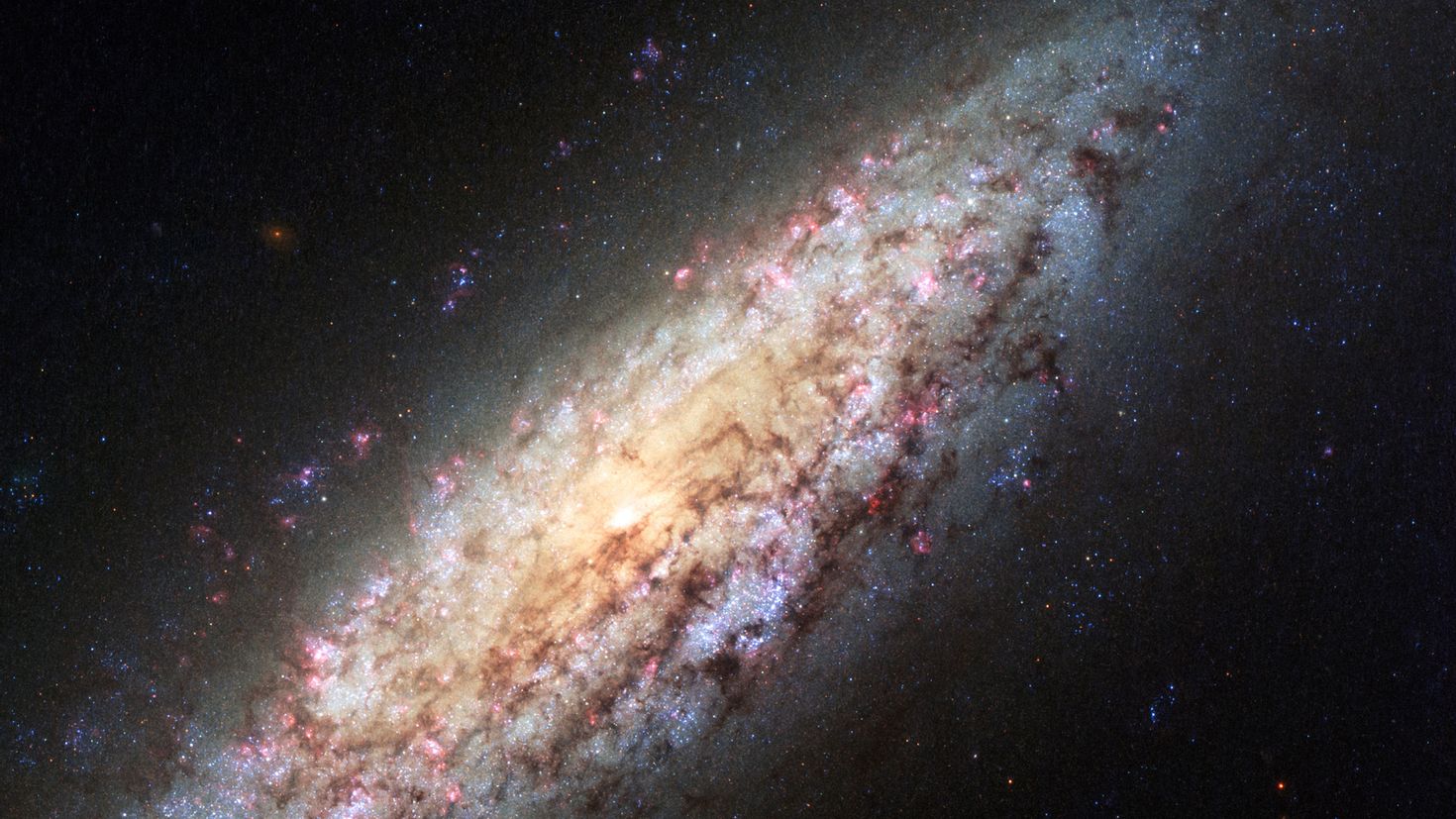 Что больше по размеру вселенная или галактика. Туманность Андромеды в телескоп Хаббл. Млечный путь Хаббл. Галактики во Вселенной. Снимки космоса с телескопа.