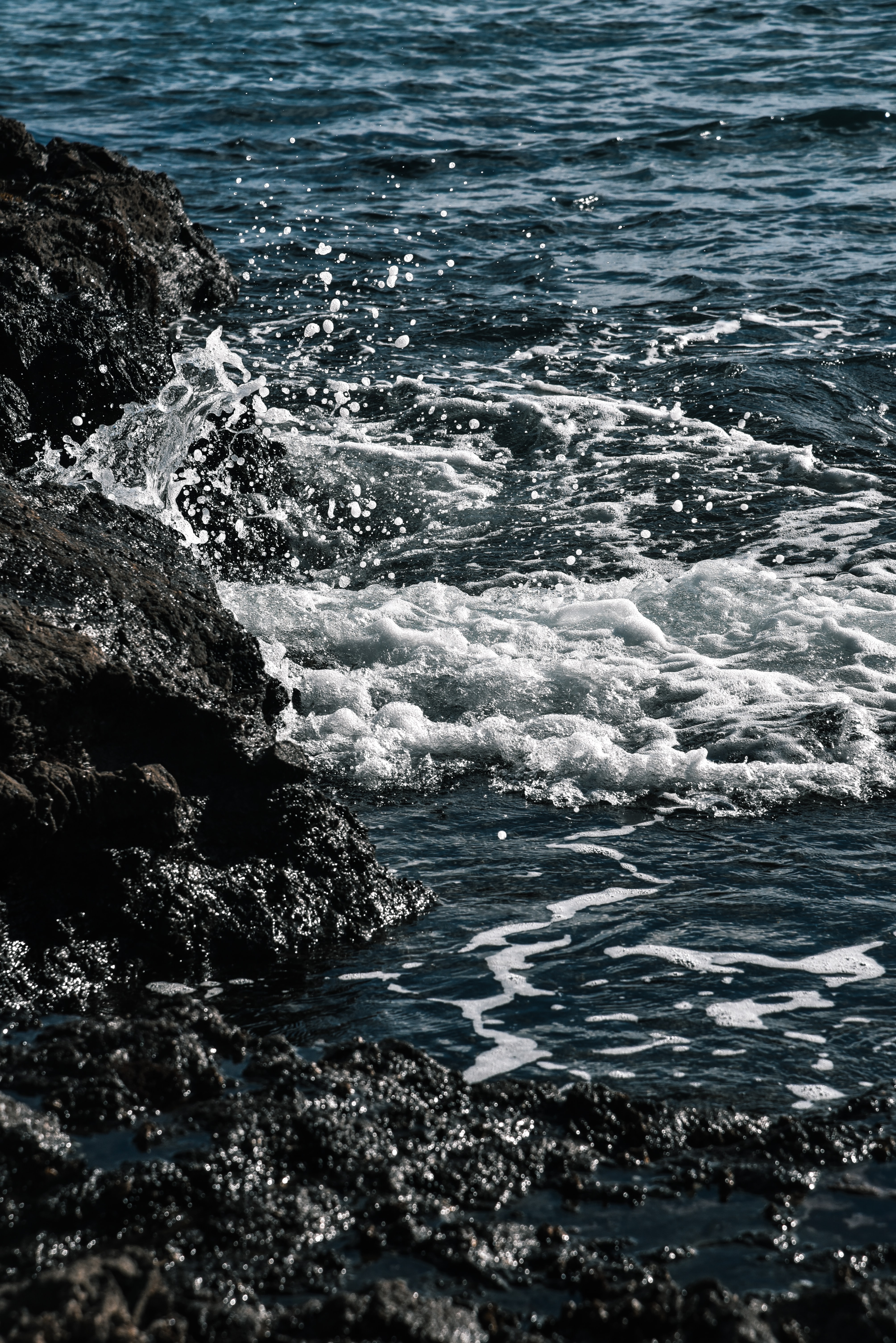 140372 Hintergrundbild herunterladen natur, stones, sea, surfen, felsen, die steine, sprühen, spray - Bildschirmschoner und Bilder kostenlos
