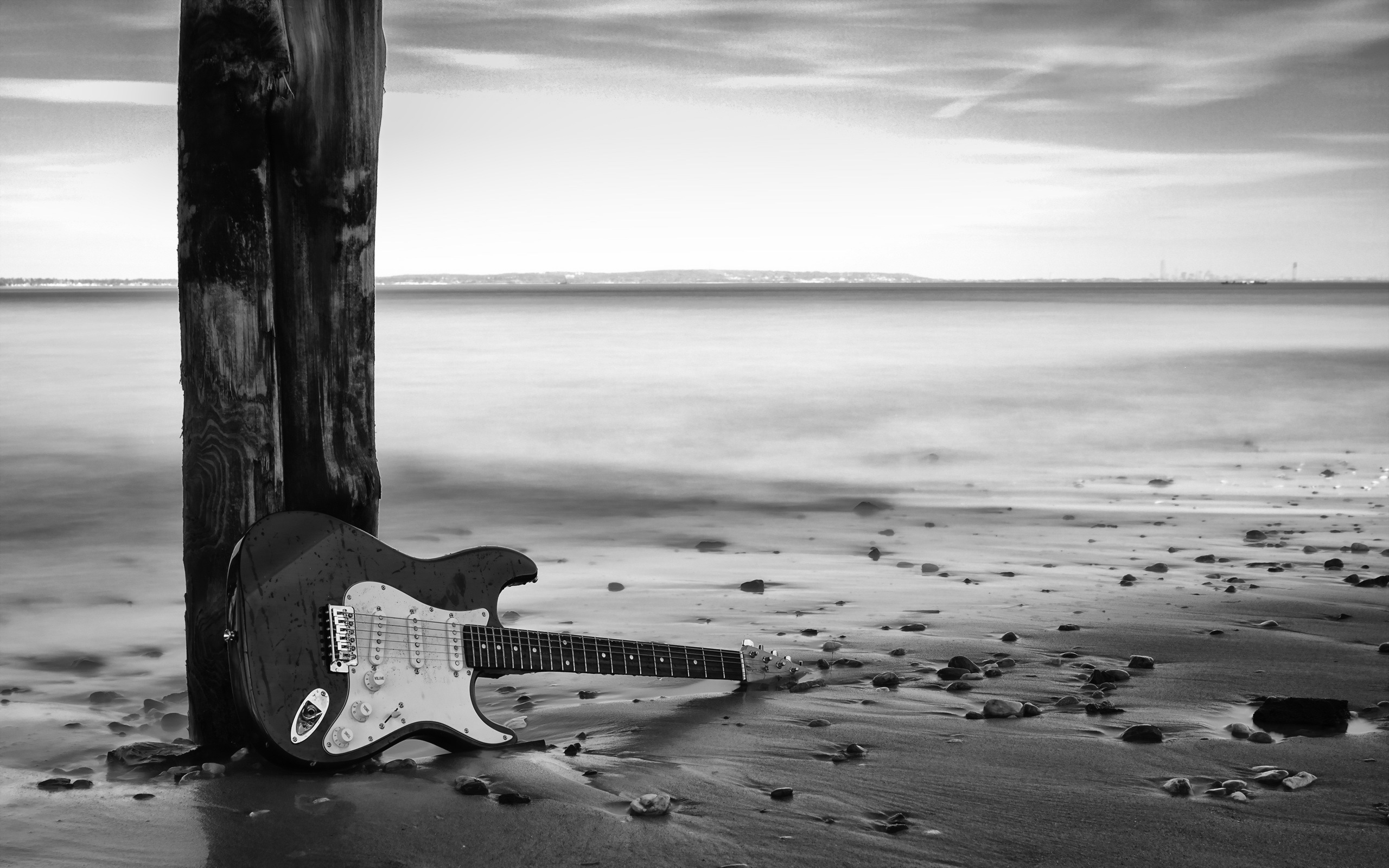 Гитара на фоне моря