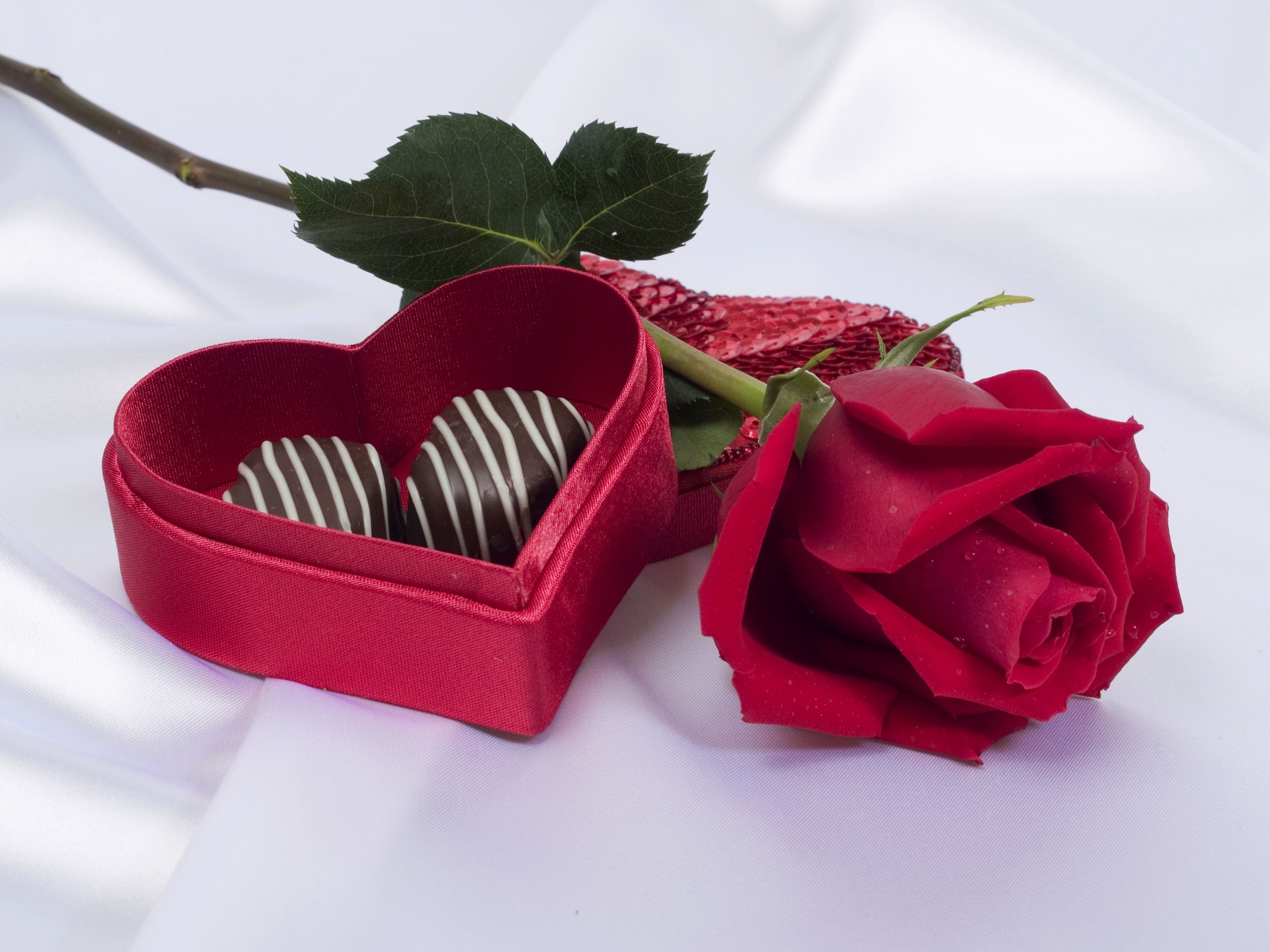 Love valentine s. Цветы с конфетами. Красивые подарки для девушки. Цветы и конфеты открытка. Подарок любимой.