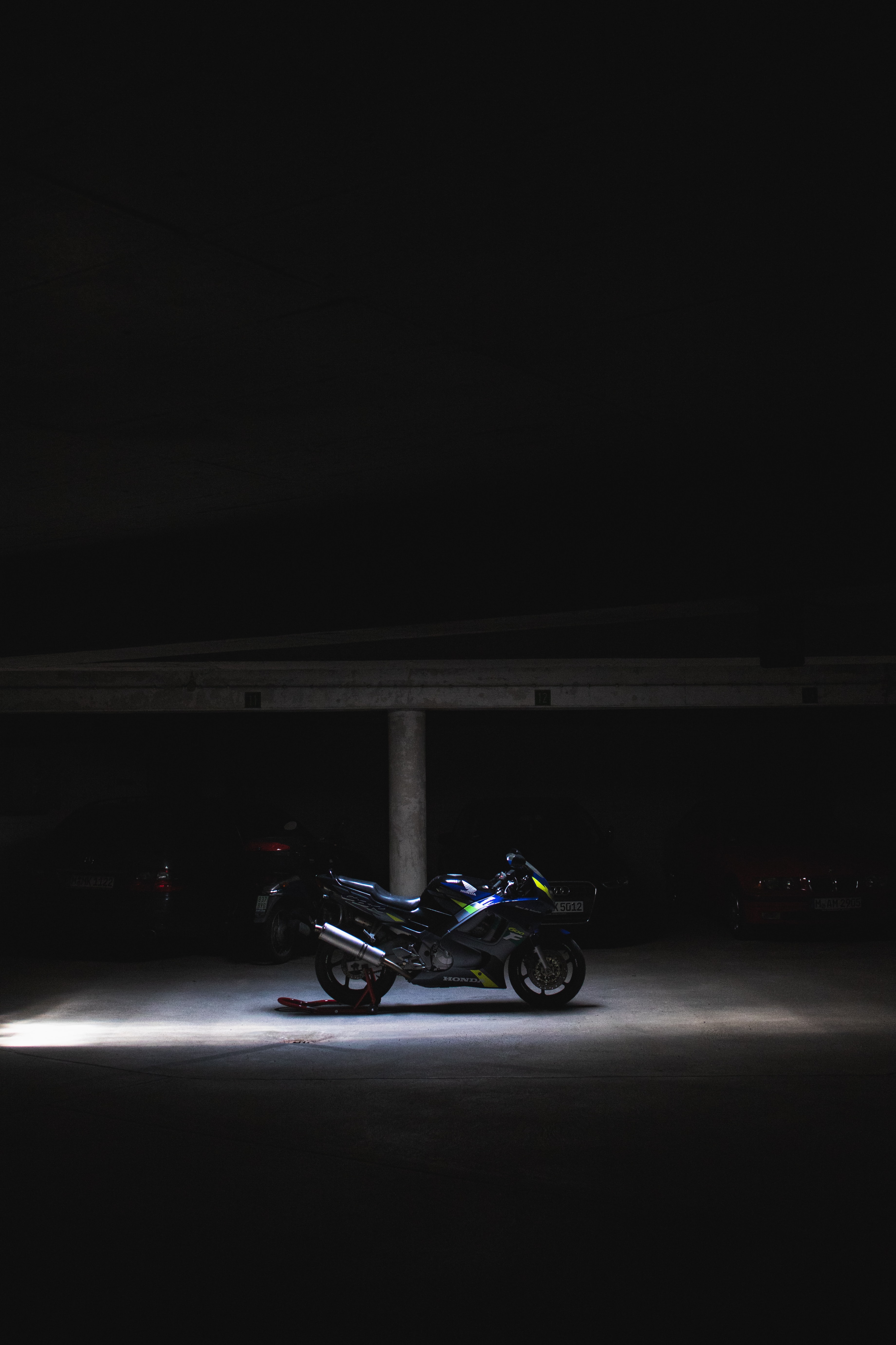 136085 télécharger le fond d'écran moto, sombre, motocyclette, roues - économiseurs d'écran et images gratuitement