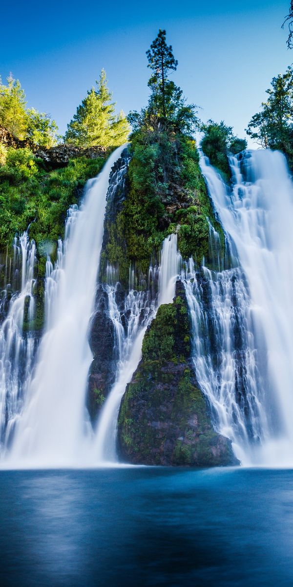 Бесплатный экран на телефон. Водопад Берни-Фолс. Живая природа водопады. Водопады фото самые красивые. Живые обои.