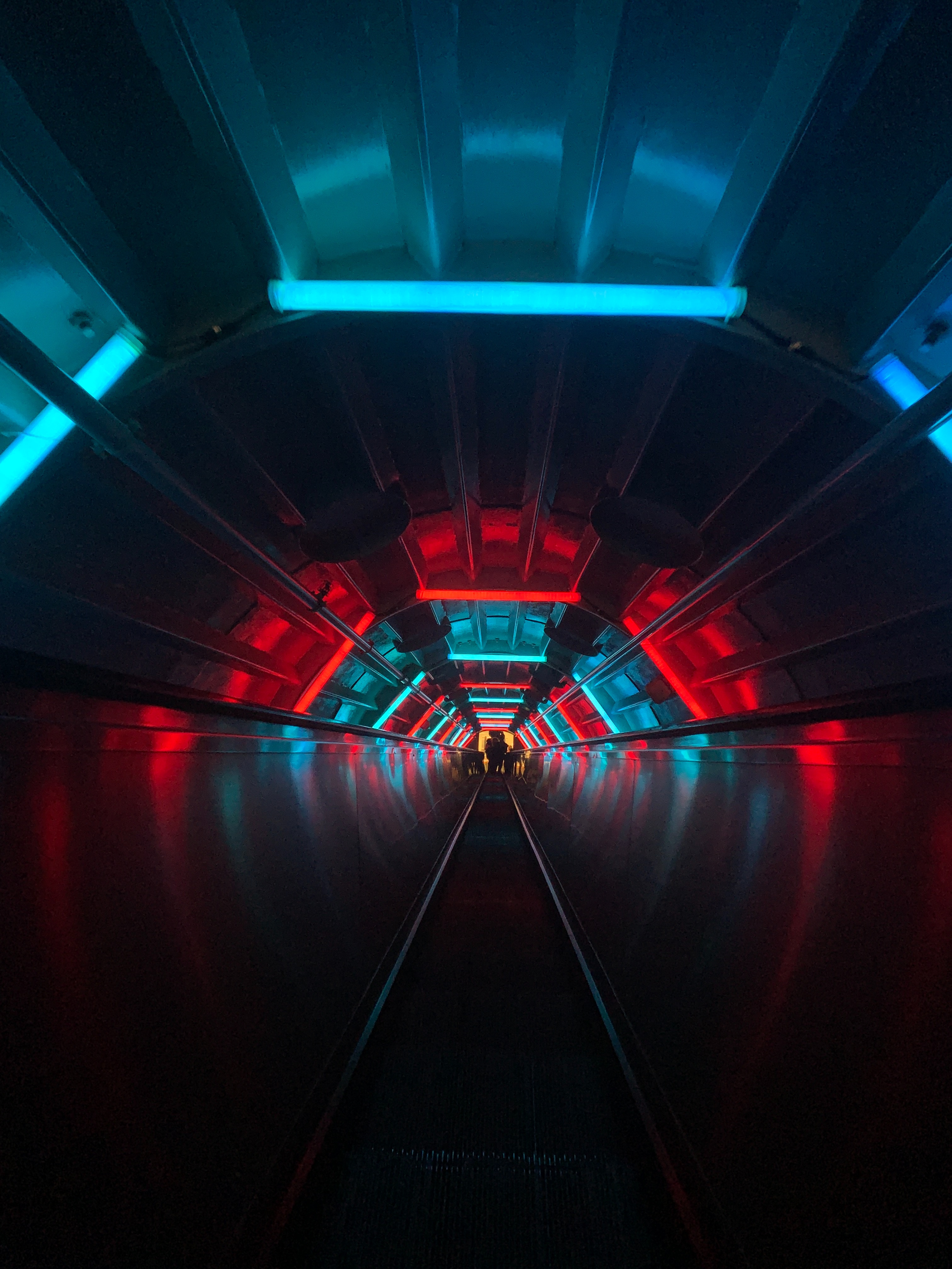 Laden Sie das Rolltreppe, Tunnel, Dunkel, Neon-Bild kostenlos auf Ihren PC-Desktop herunter