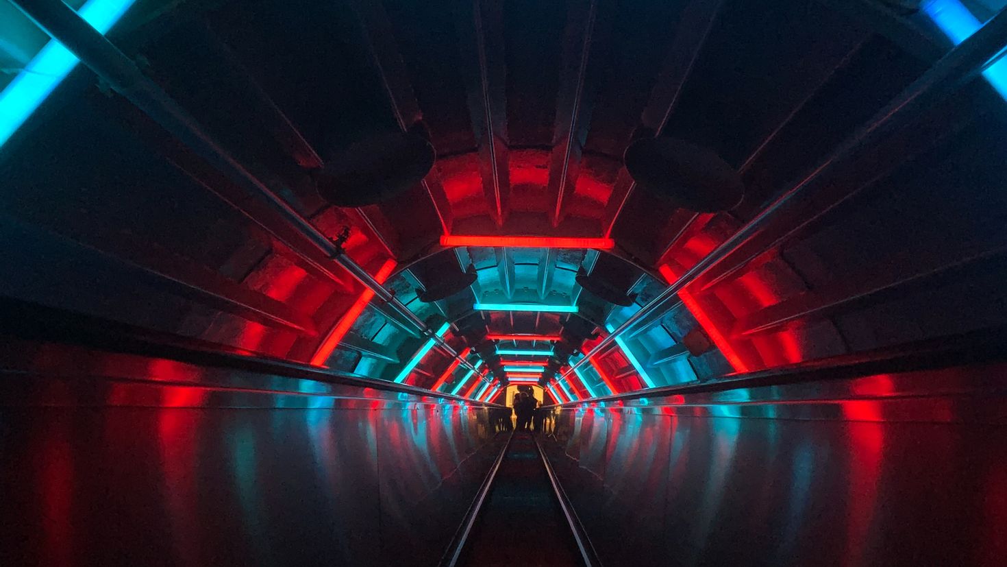 Красный синий такая игра. Абстрактный туннель. 3d туннель. Неоновый тоннель. Туннель киберпанк.