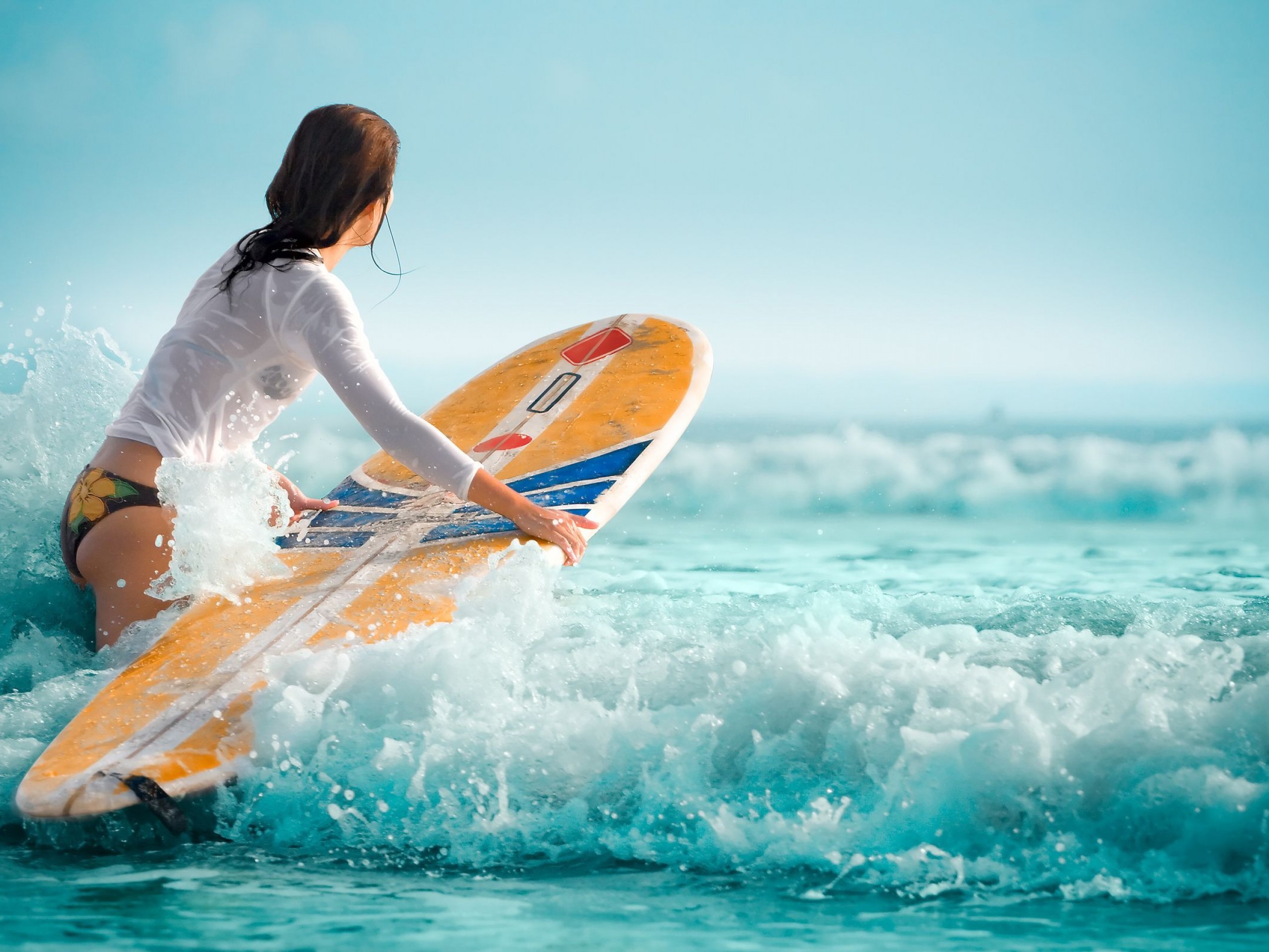 630814 télécharger le fond d'écran surf, des sports, bikini, planche de surf - économiseurs d'écran et images gratuitement