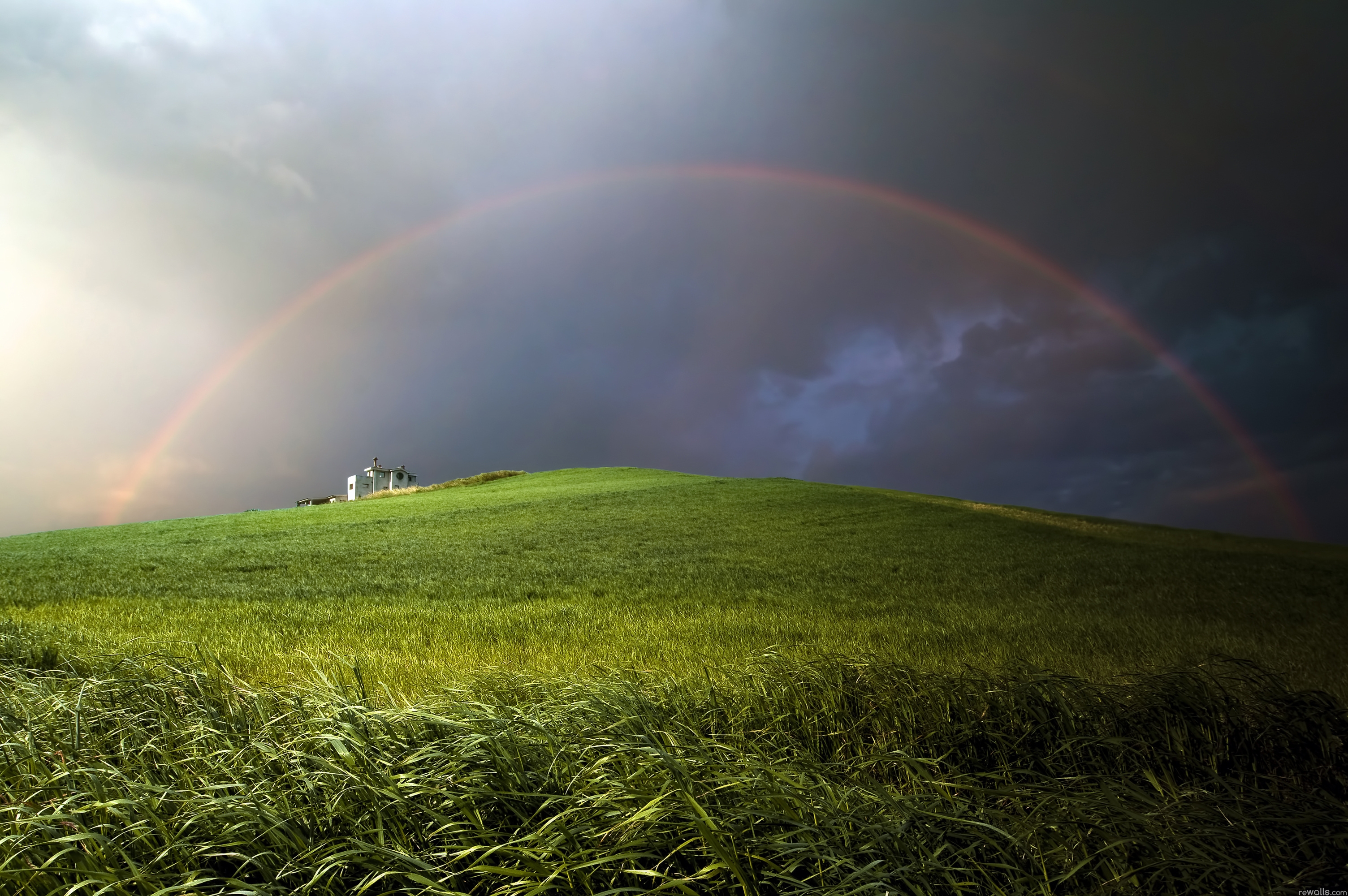 134616 Hintergrundbild herunterladen natur, regenbogen, gebäude, feld, hügel, konstruktion, hauptsächlich bewölkt, bedeckt, hill, wiese - Bildschirmschoner und Bilder kostenlos