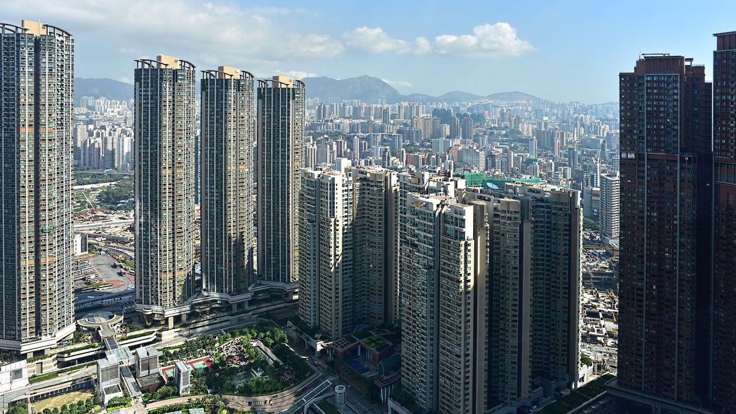 Небоскребы гонконга. Небоскреб Гонконга скайскрепер. Жилые небоскребы Гонконга. Гонконг высотки. Гонконг город небоскребов.