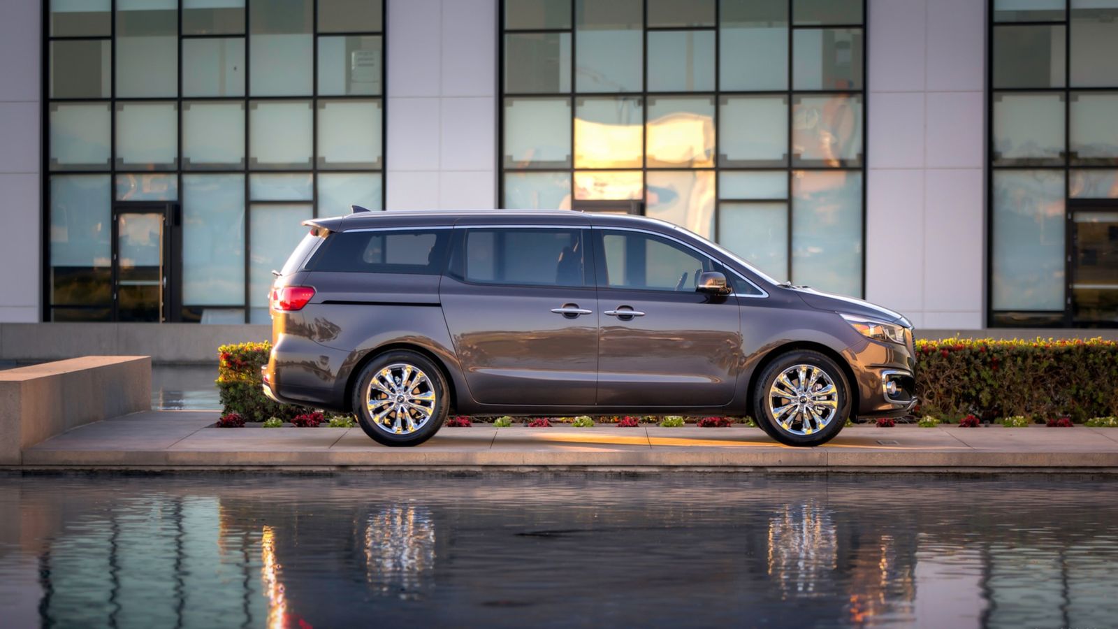 Kia Sedona Minivan 2016 белая