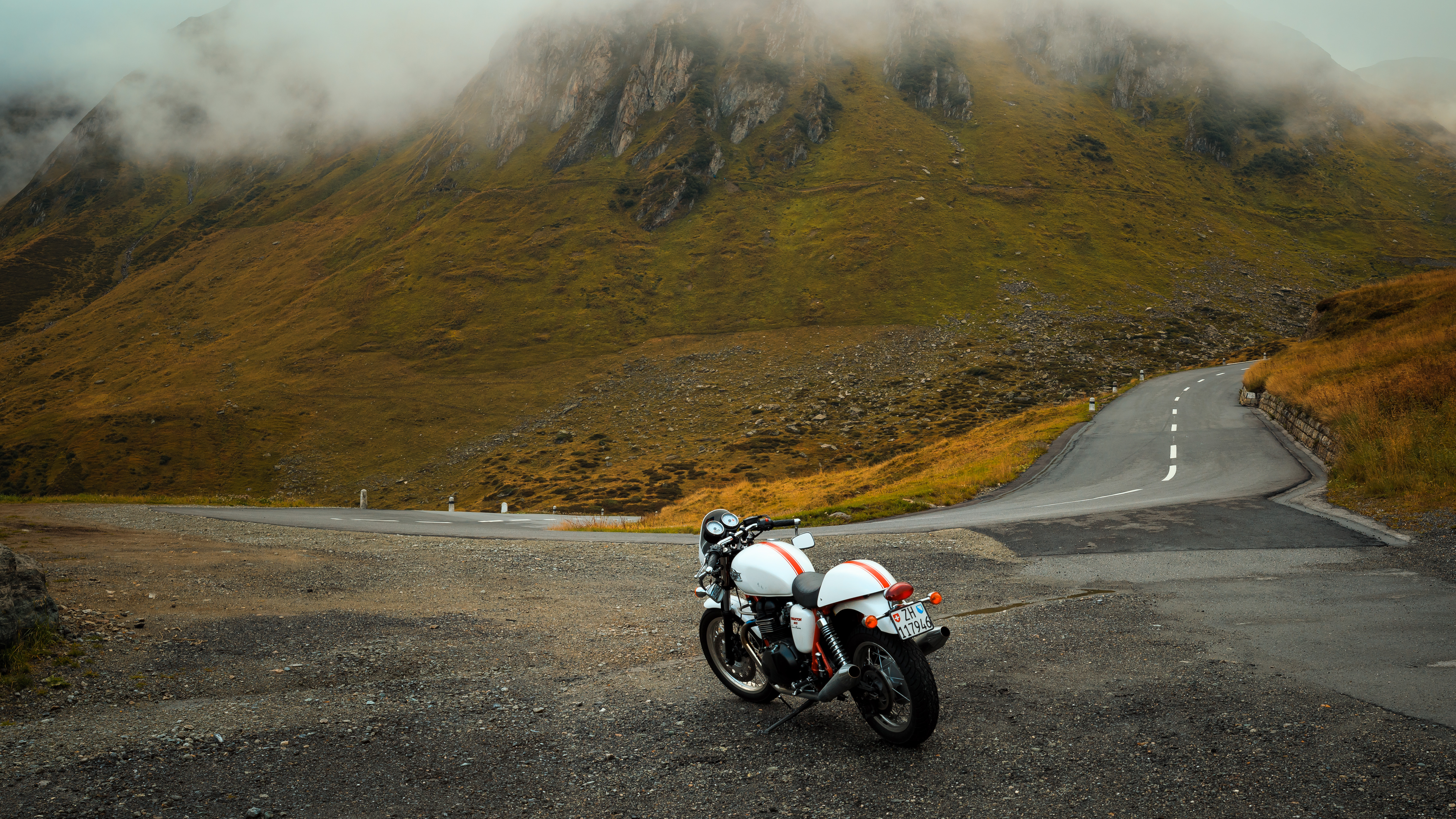 Мотоцикл на горной дороге