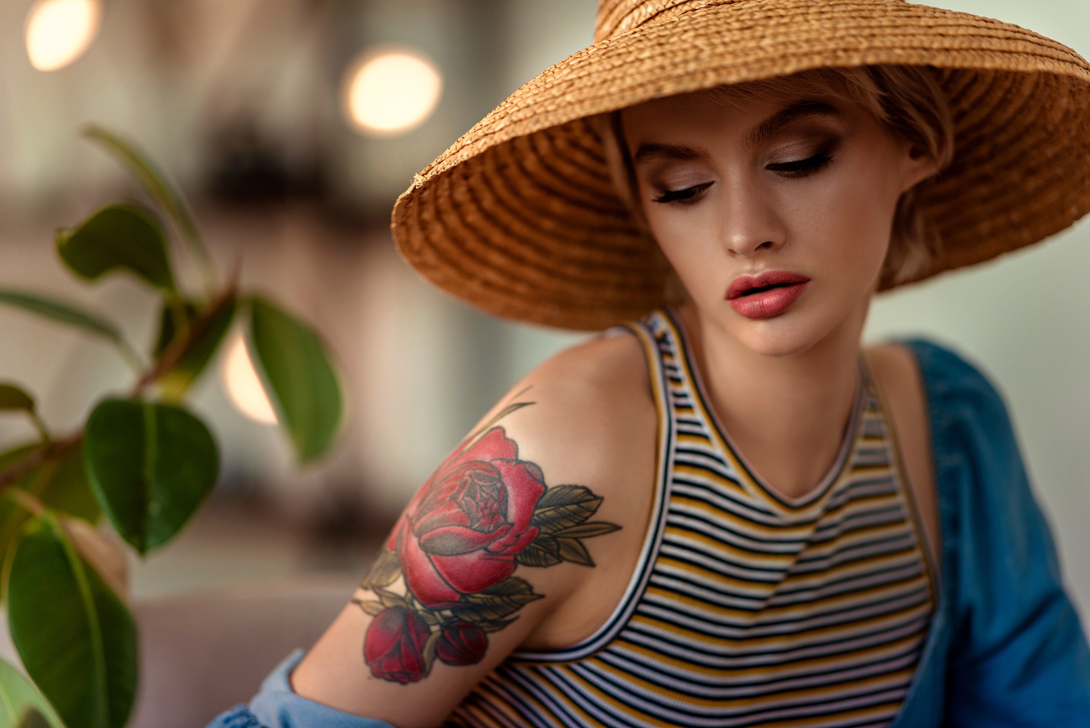 Татуировка девушка в шляпе