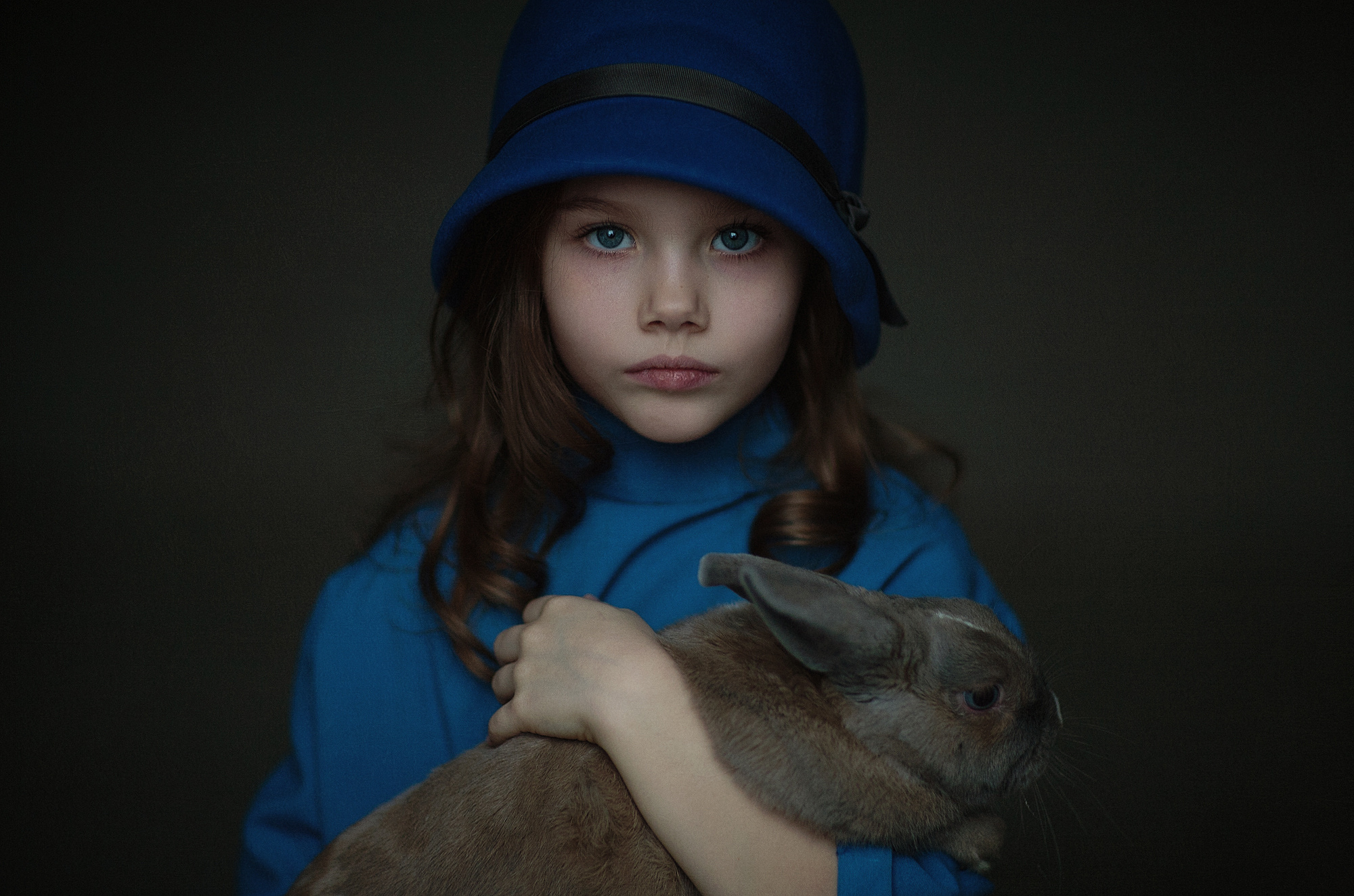734067 скачать картинку ребенок, фотографии, голубые глаза, брюнетка, шляпа, кролик - обои и заставки бесплатно