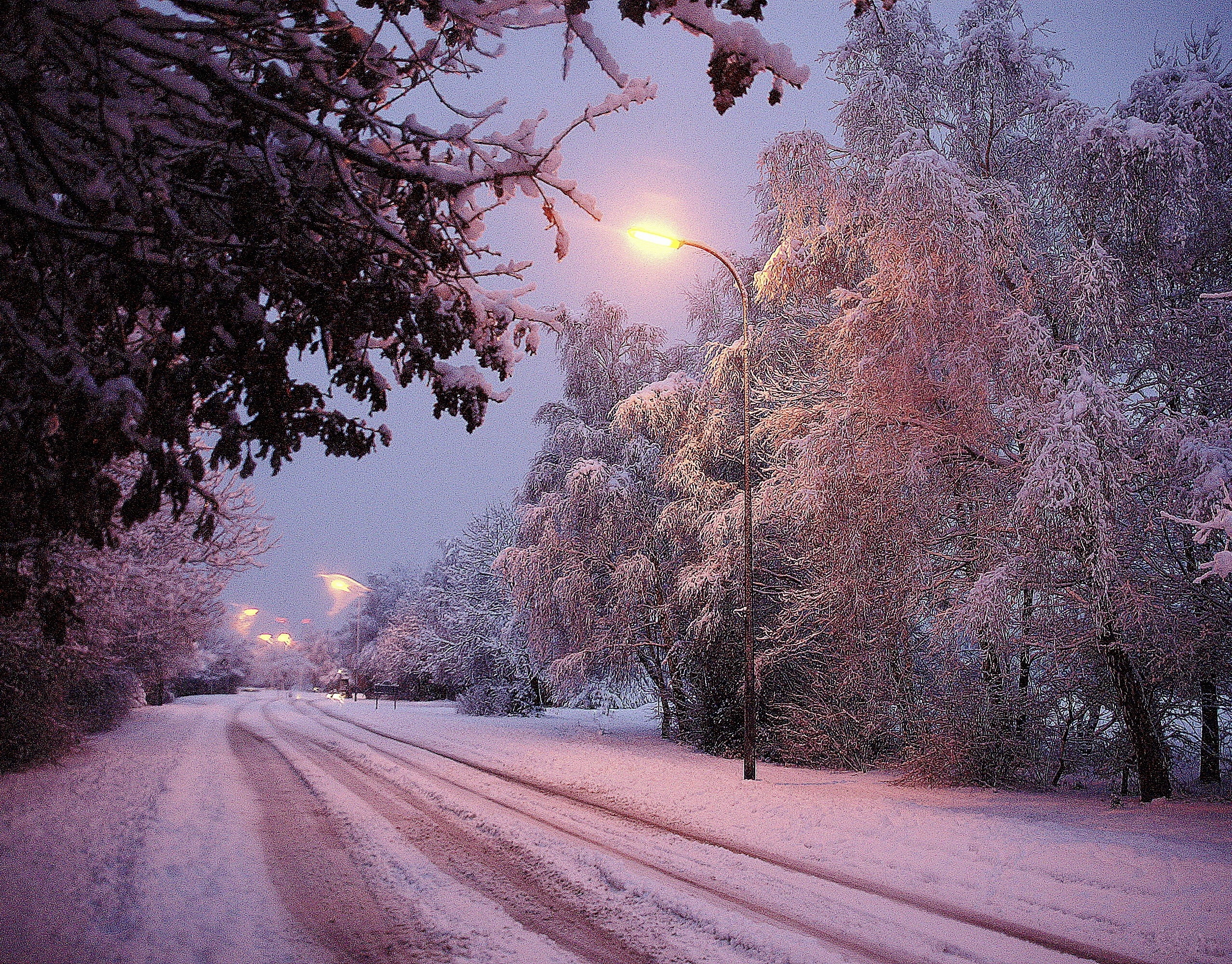 Снег вечером весной. Заснеженная дорога. Снежная зима вечер. Зимняя дорога. Зима снег вечер.