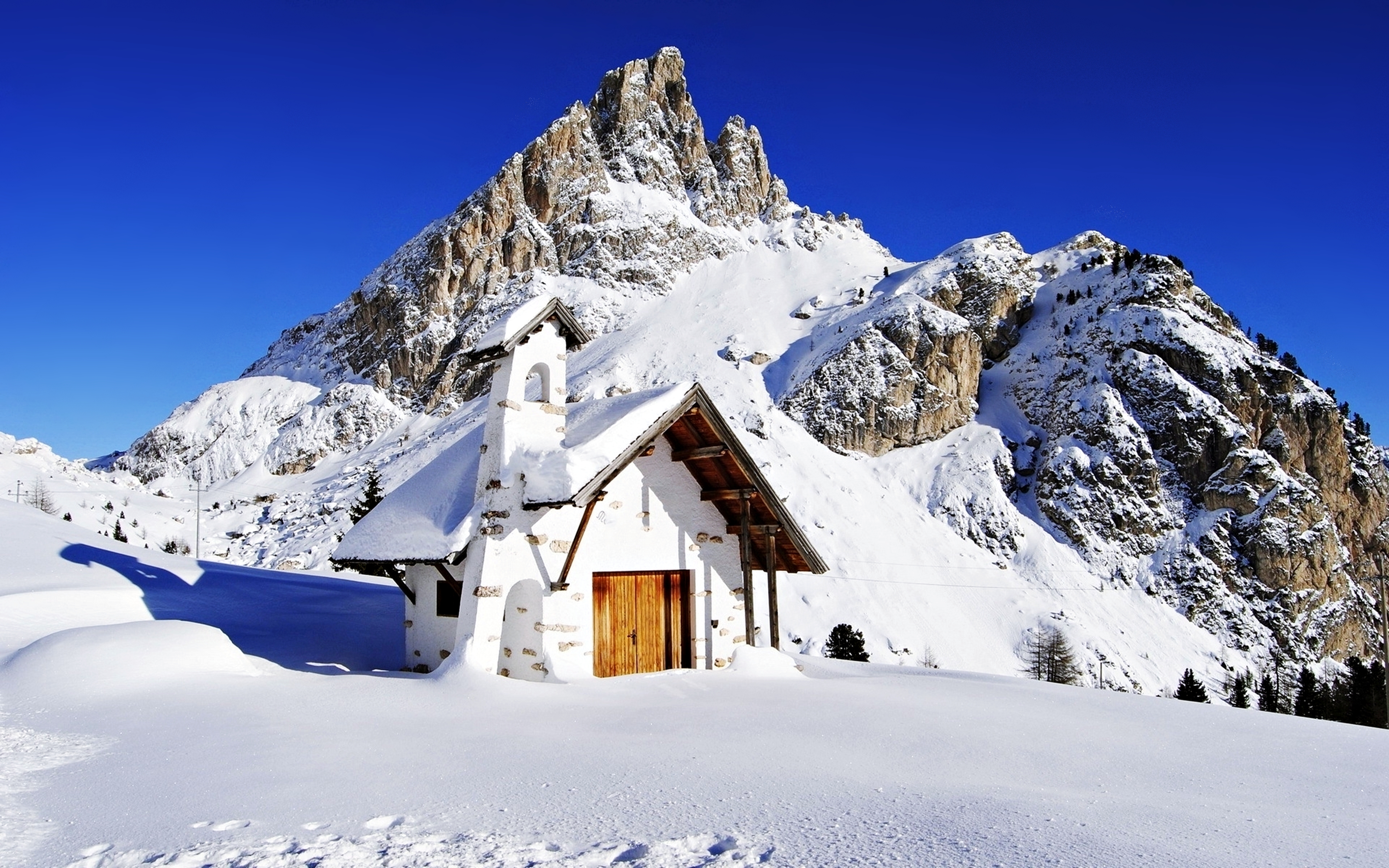 Белый домик в горах фото