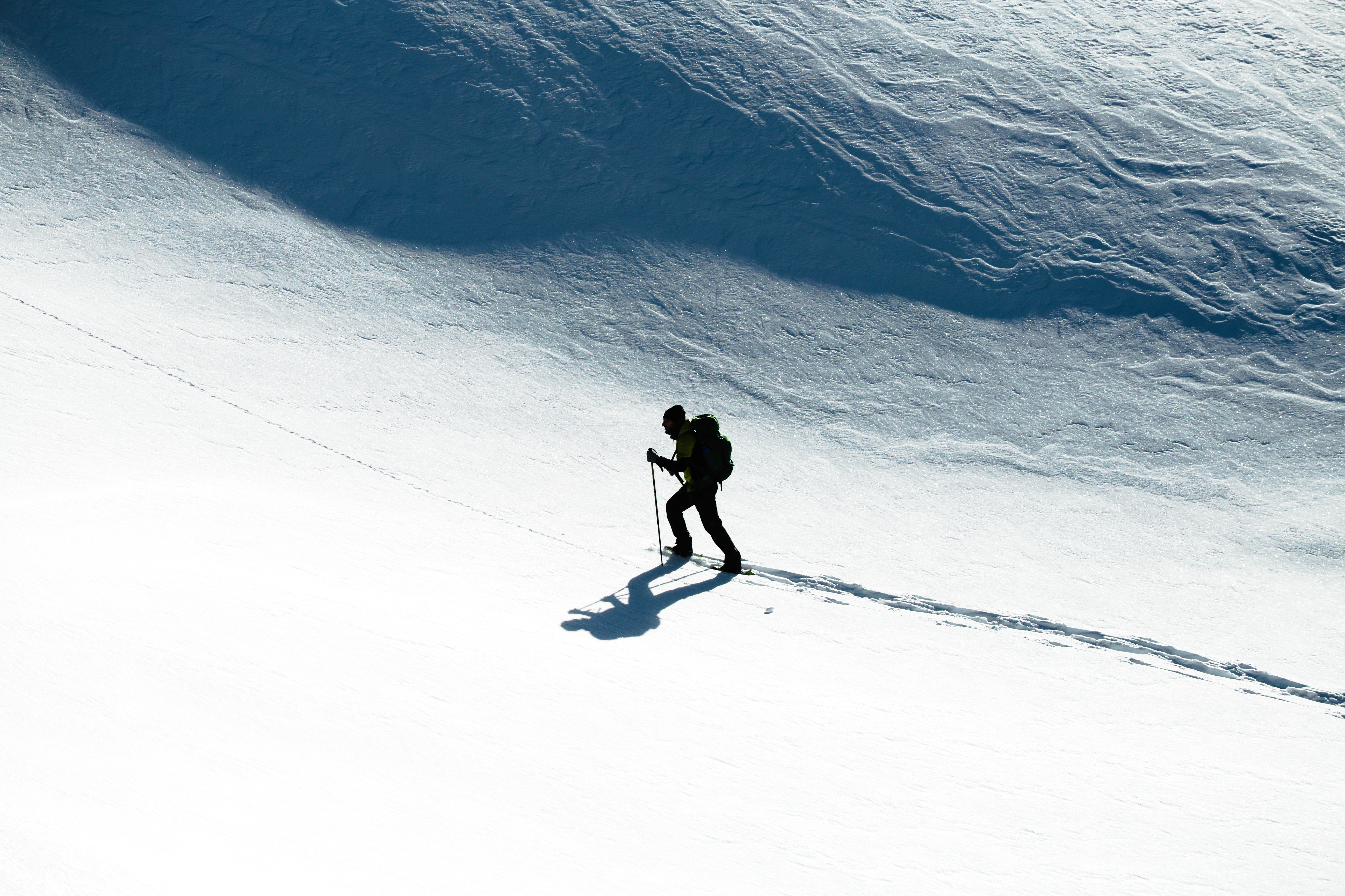 Handy-Wallpaper Schnee, Sport, Steigen, Klettern, Winter, Skifahrer kostenlos herunterladen.